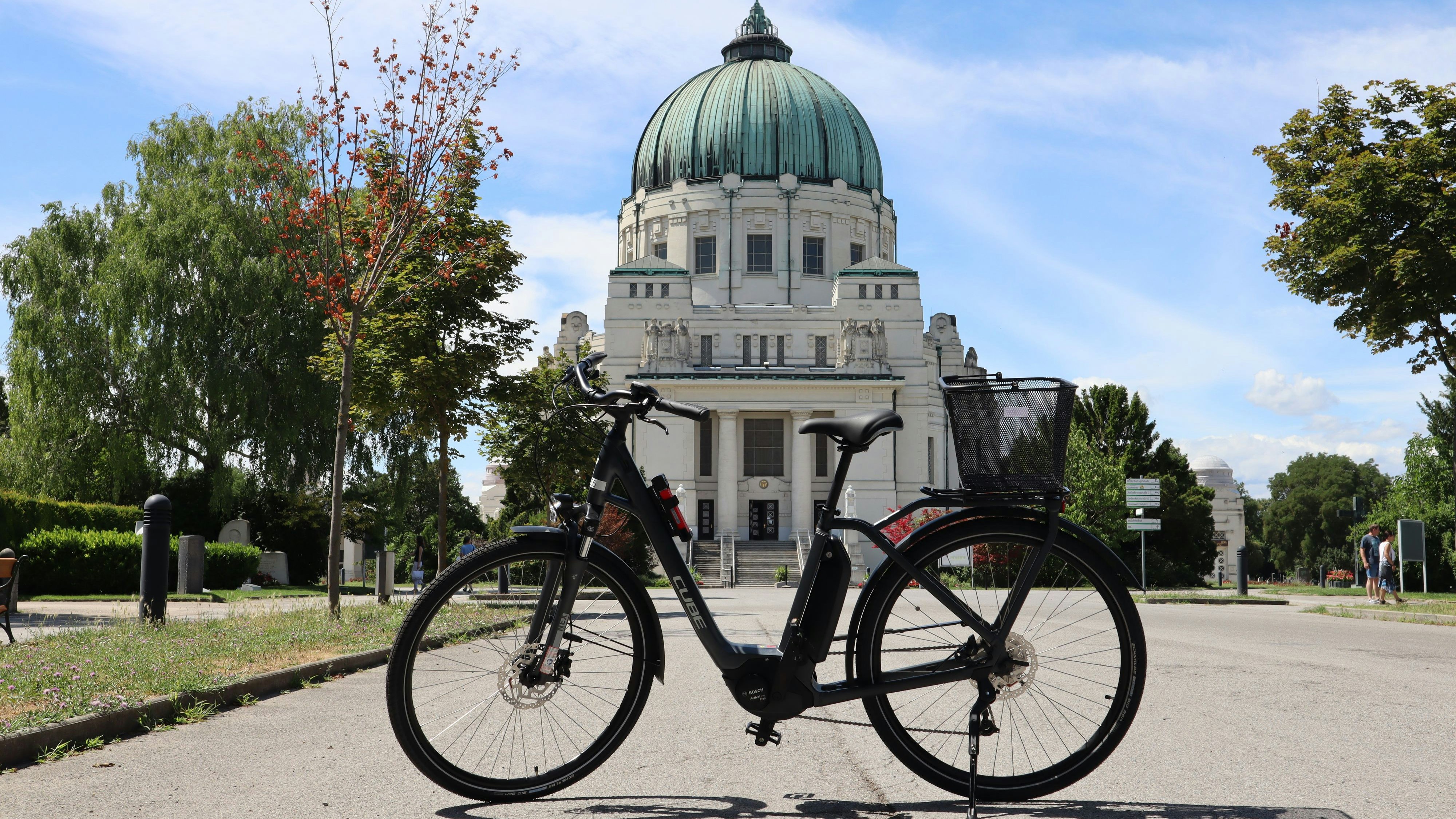 Am Zentralfriedhof in Wien-Simmering gibt es einen eigenen E-Bike-Verleih