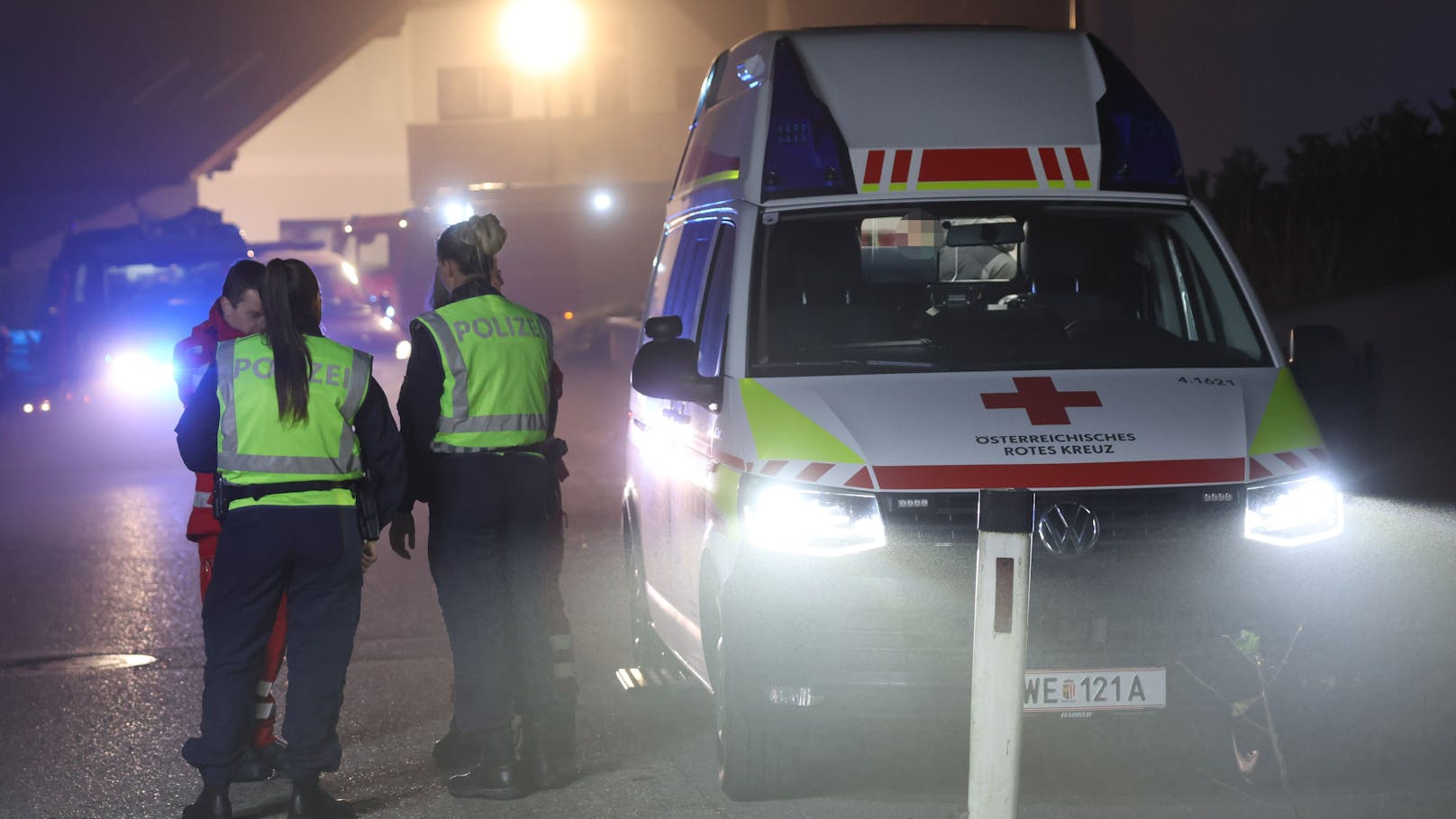 Ein Brand im Dachgeschoß eines Wohnhauses hat in der Nacht auf Donnerstag für einen Einsatz von drei Feuerwehren in Gunskirchen (Bezirk Wels-Land) gesorgt.