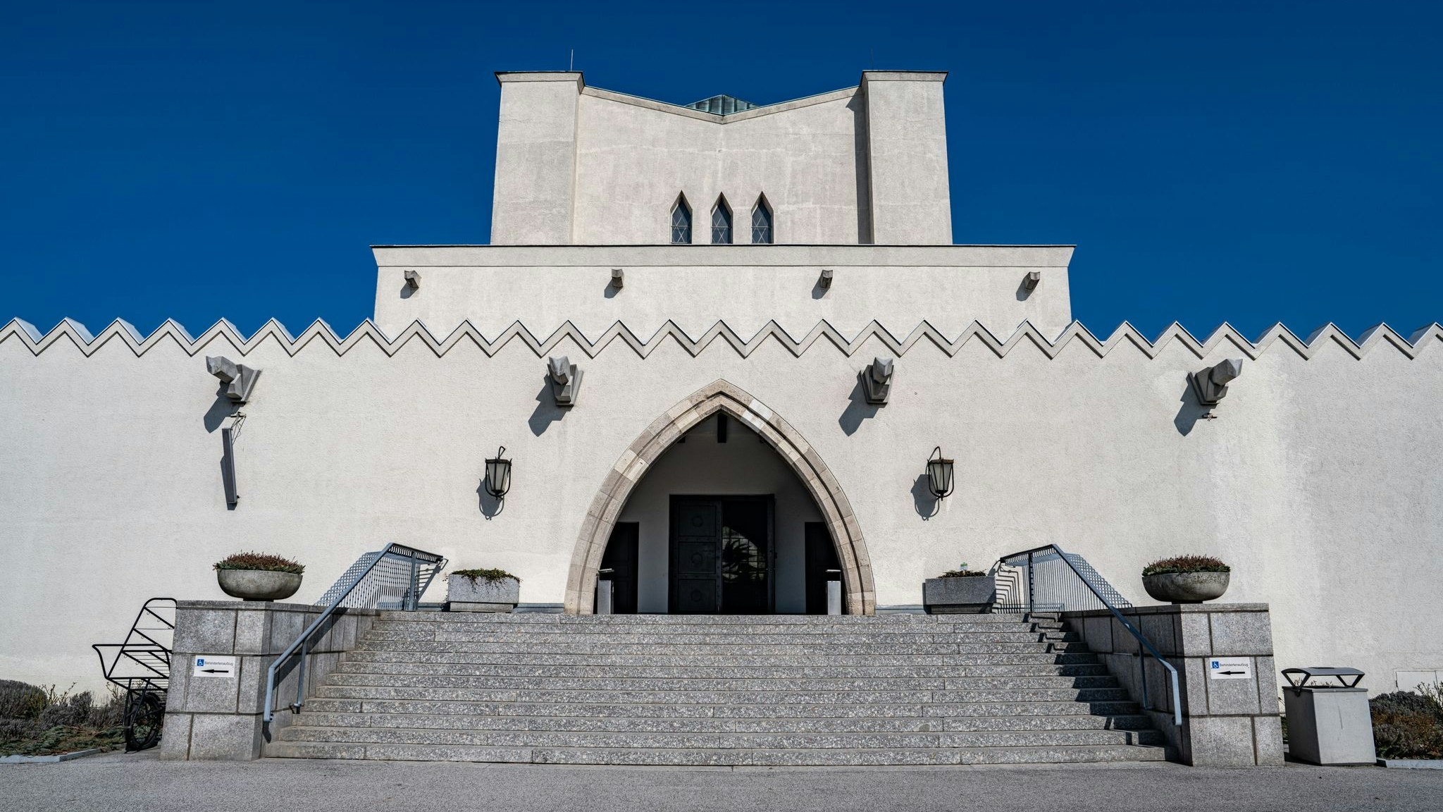 Kremationen liegen im Trend: Der Haupteingang zur Feuerhalle vis-a-vis vom 2. Tor des Zentralfriedhofs