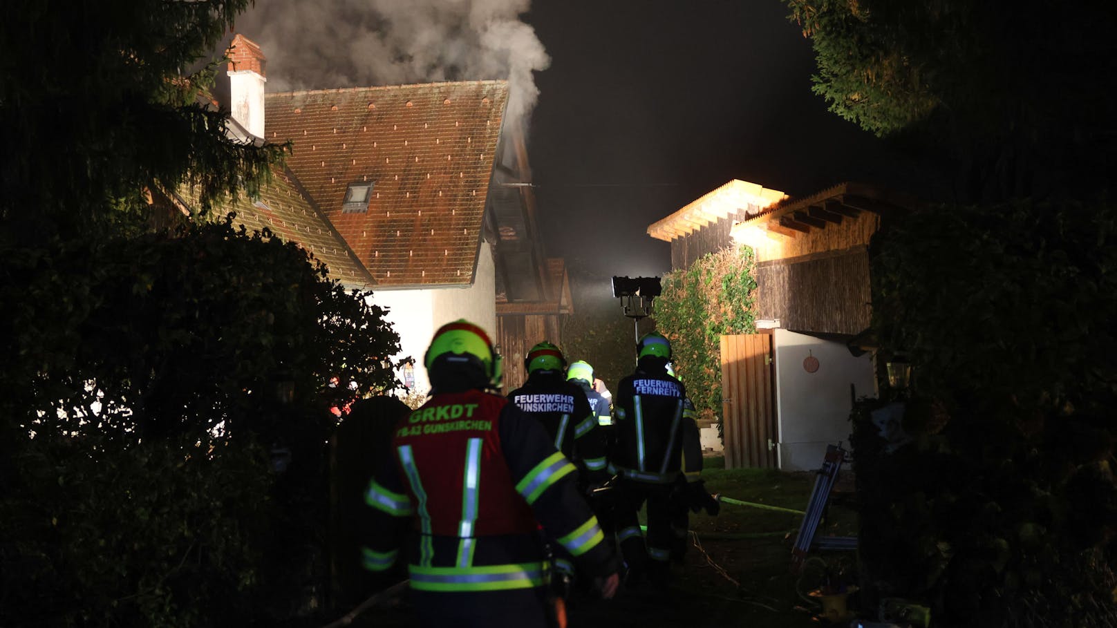 Ein Brand im Dachgeschoß eines Wohnhauses hat in der Nacht auf Donnerstag für einen Einsatz von drei Feuerwehren in Gunskirchen (Bezirk Wels-Land) gesorgt.