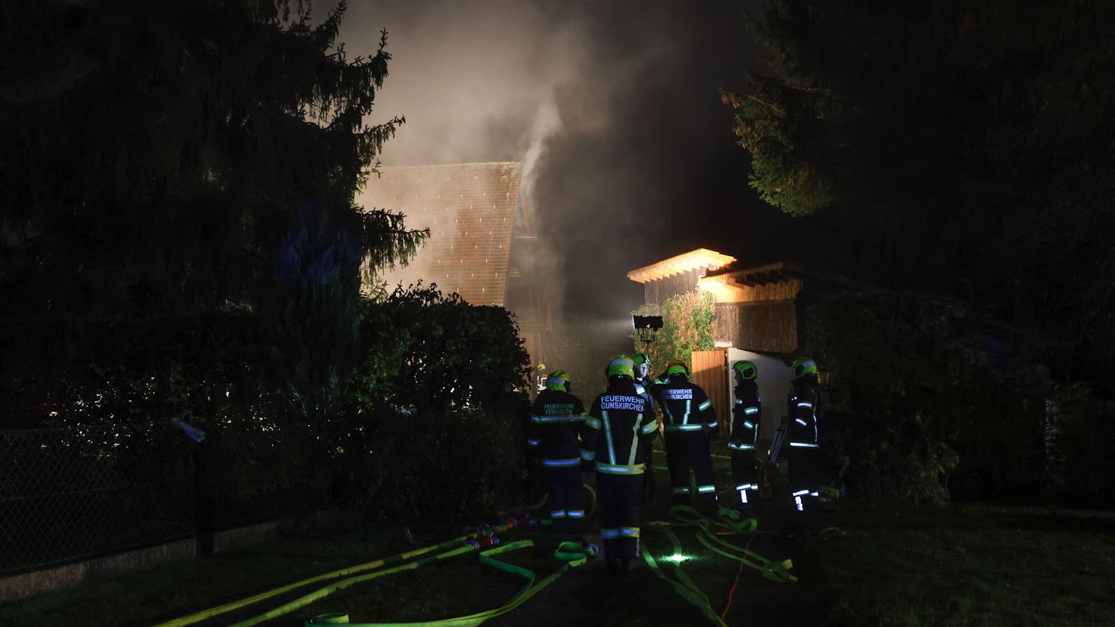 Ein Brand im Dachgeschoß eines Wohnhauses hat in der Nacht auf Donnerstag für einen Einsatz von drei Feuerwehren in Gunskirchen (Bezirk Wels-Land) gesorgt.