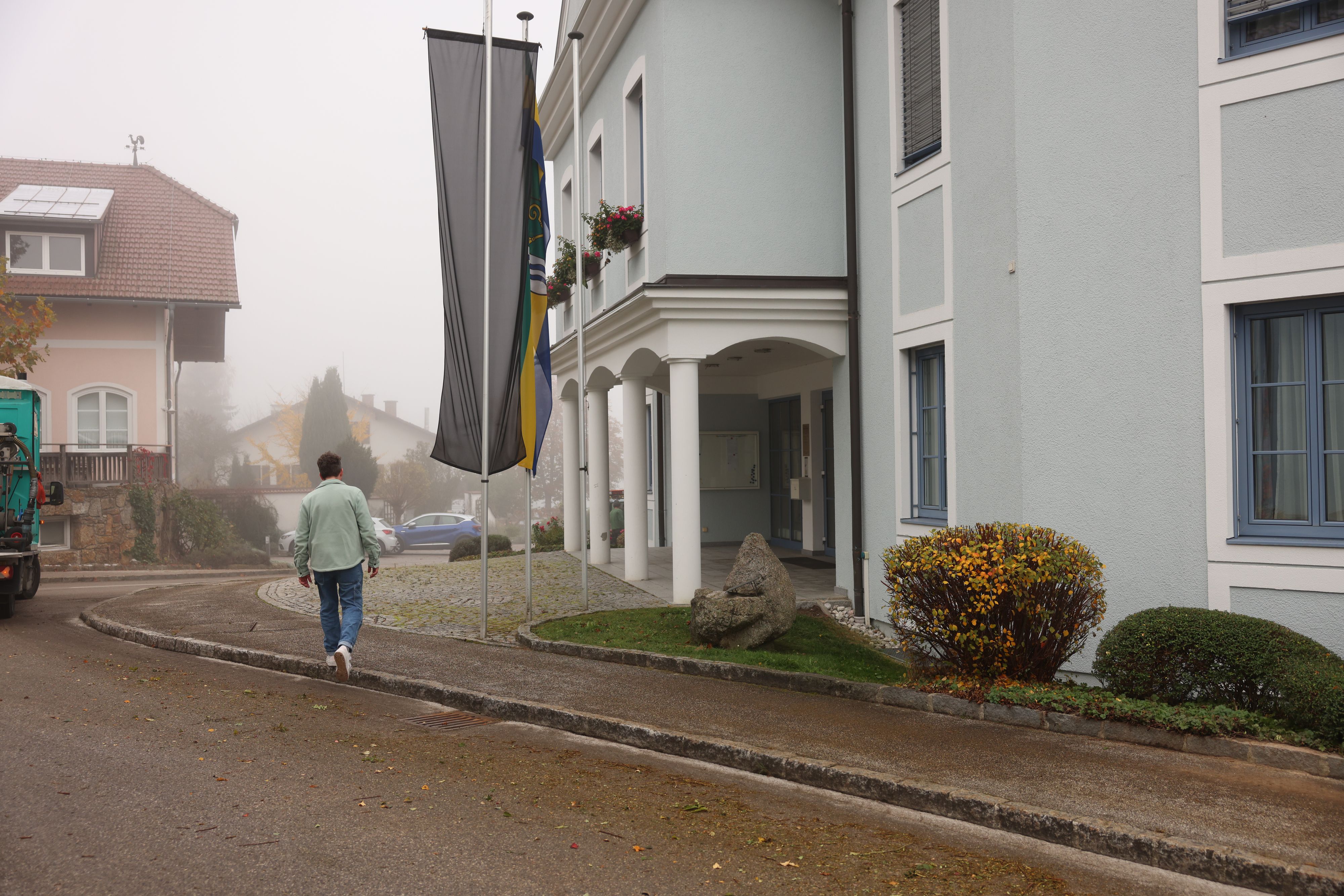 Nach dem brutalen Doppelmord ist das Gemeindeamt von Kirchberg schwarz beflaggt.