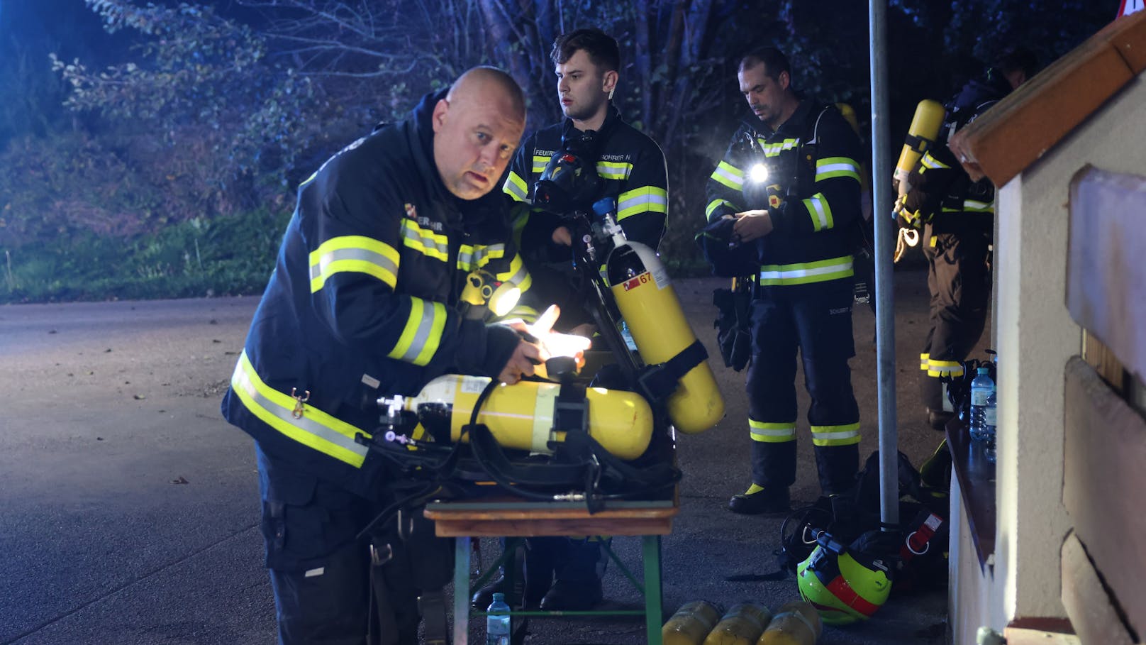 Ein Brand im Dachgeschoß eines Wohnhauses hat in der Nacht auf Donnerstag für einen Einsatz von drei Feuerwehren in Gunskirchen (Bezirk Wels-Land) gesorgt.