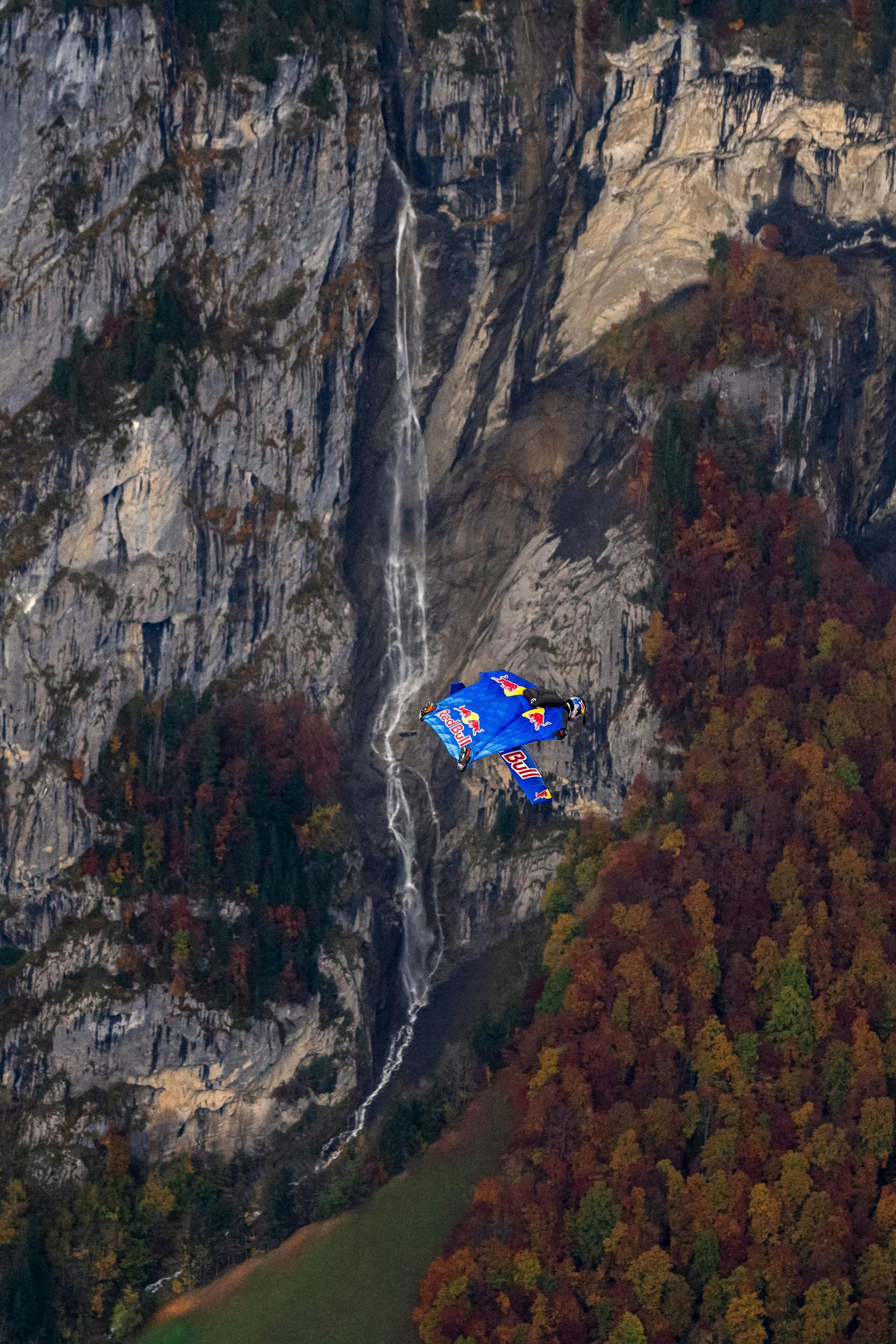 Bei Temperaturen von -5°C bis +9°C und Windgeschwindigkeiten von bis zu 37 km/h (20 Knoten), flog der 37-jährige Österreicher 5 Minuten und 56 Sekunden vom Sprung bis zum Öffnen seines Fallschirms und erreichte dabei kurz nach dem Absprung eine Höchstgeschwindigkeit von 200 km/h.