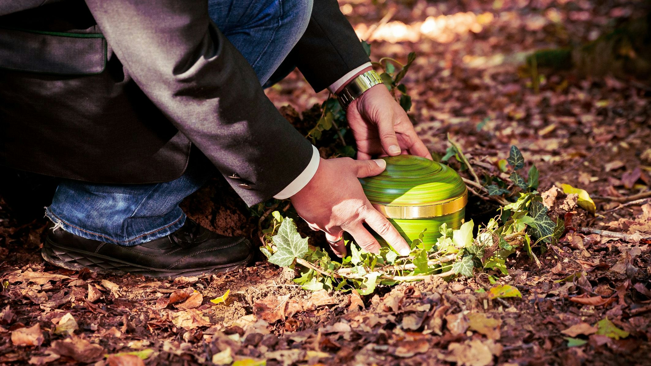 Naturgräber können heute auch mitten im Wald liegen. Einzige Voraussetzung: Der zu Bestattende muss kremiert werden, Särge dürfen nicht außerhalb von Friedhöfen beerdigt werden