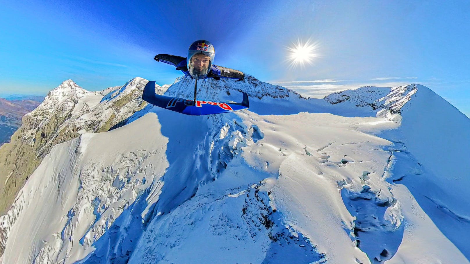 Am 24. Oktober gelang es <strong>Peter Salzmann,</strong> mit der Hilfe eines neu entwickelten Wingsuit-Foil, von der Jungfrau, dem höchsten Gipfel der Region Interlaken in der Schweiz, rund sechs Minuten ohne Motorantrieb zu fliegen und dabei eine Strecke von 12,5 Kilometern bei einem Höhenunterschied von 3.402 Metern zurückzulegen.