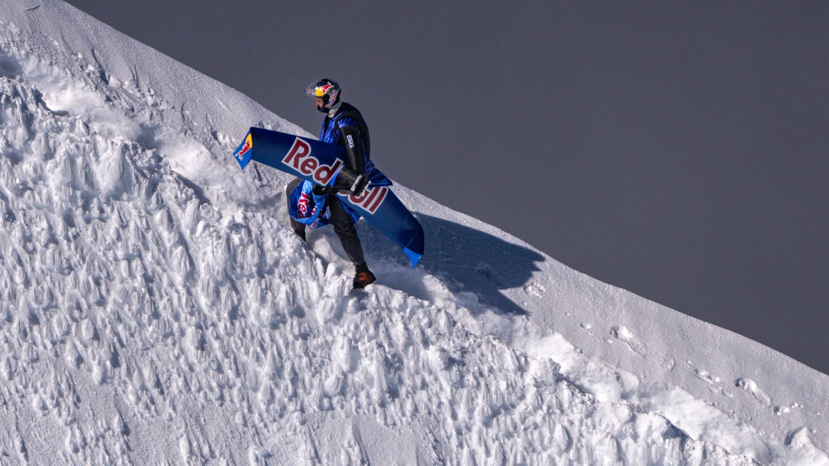 Salzmann inspizierte verschiedene potenzielle Absprungpunkte auf der Jungfrau, bevor er sich für ein Plateau auf der Nordseite des Berges in 4.063 m Höhe entschied.