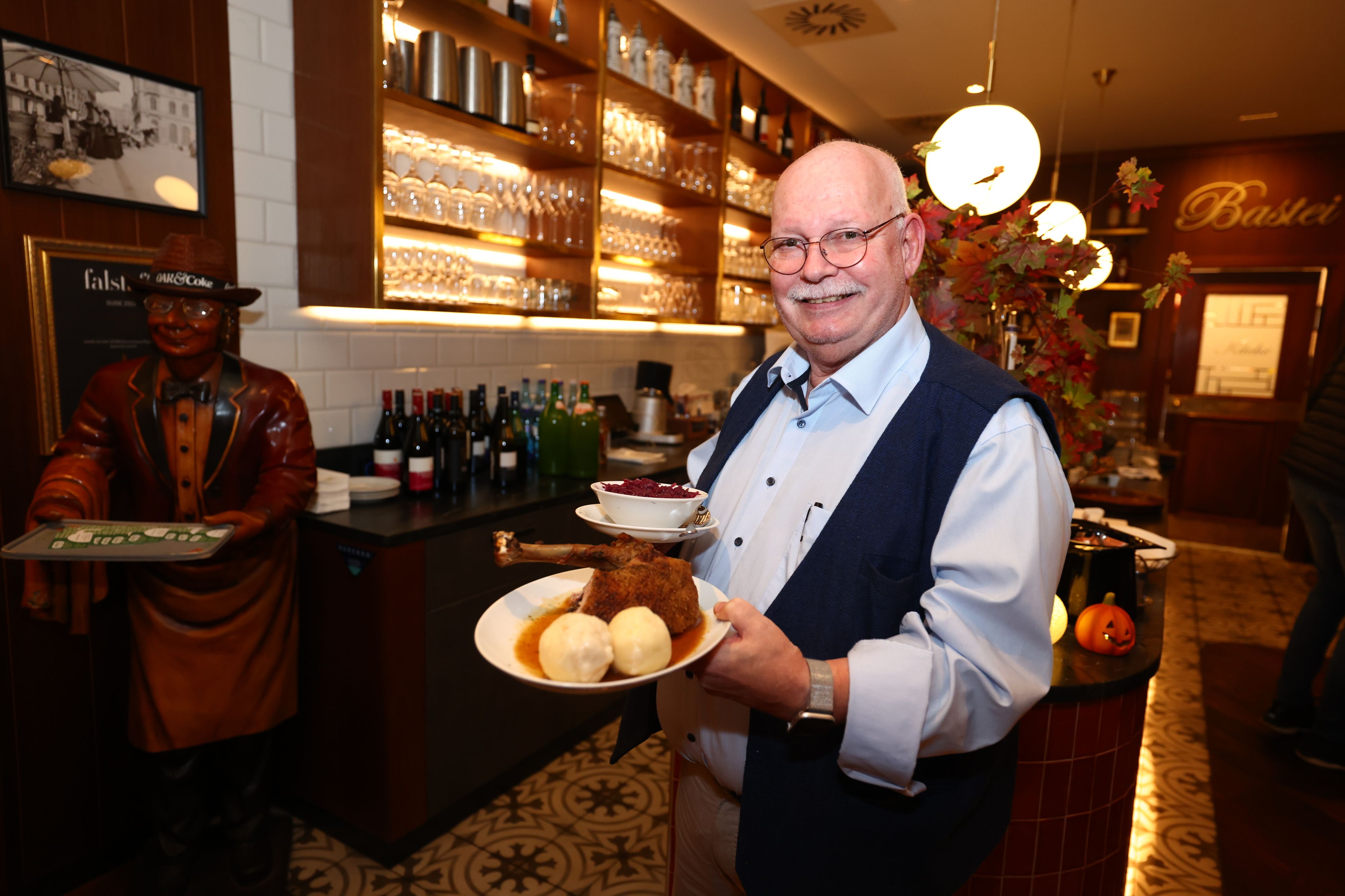 Erwin Scheiflinger vom Bastei Beisl rechnet gerade die Preise auf seinen Speisekarten neu.