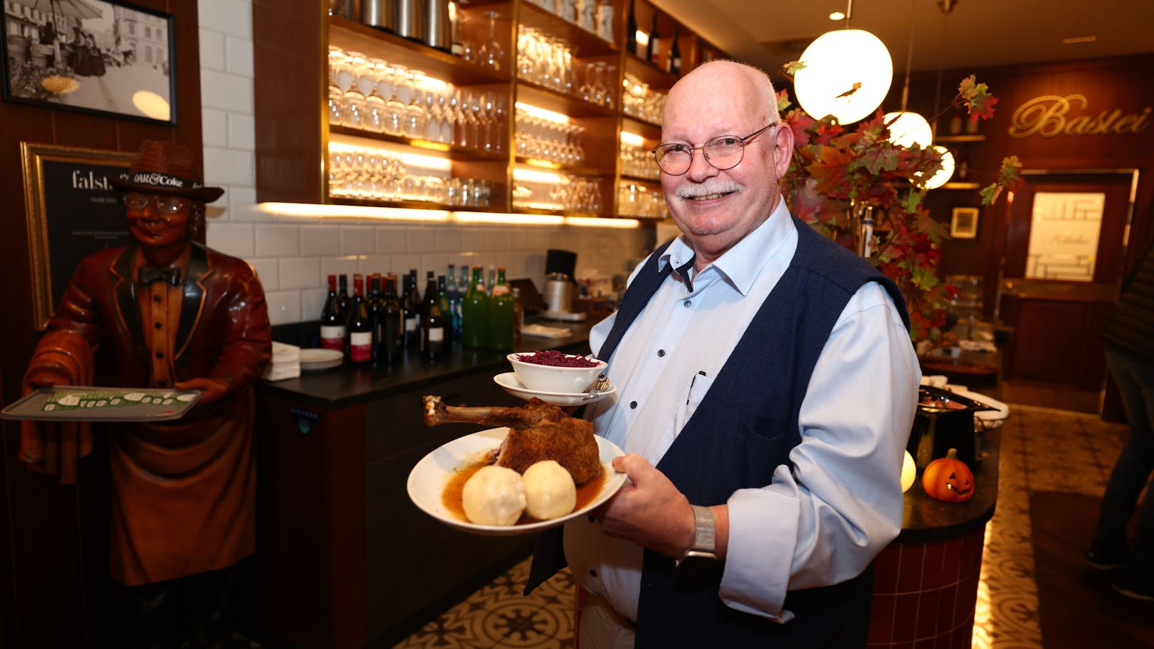 Erwin Scheiflinger mit Gansl in seinem Bastei Beisl.