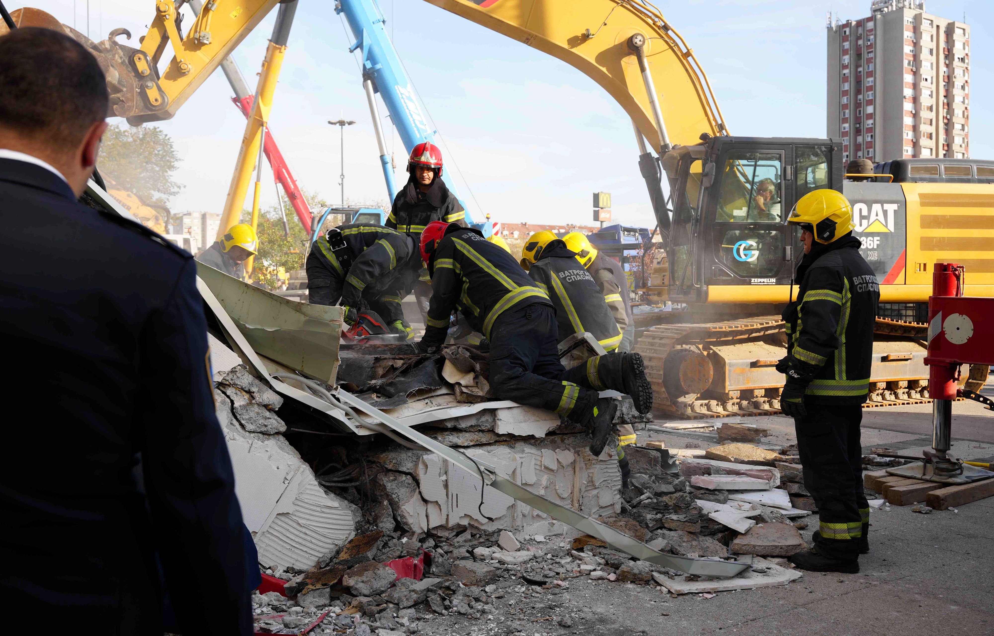 Schock In Serbien – Mindestens Zwölf Tote Bei Einsturz Von Bahnhofsdach ...