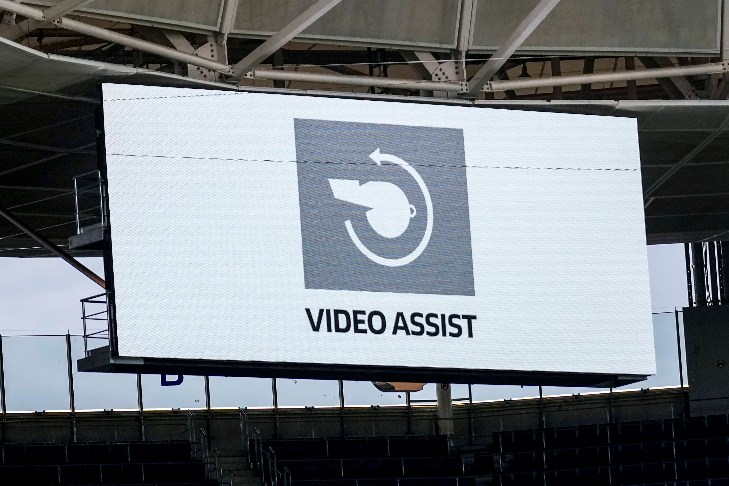 Umstrittene VAR-Entscheidungen in der deutschen Bundesliga und brobe Schnitzer im DFB-Pokal ohne den Video-Referee haben für hitzige Diskussionen gesorgt. 