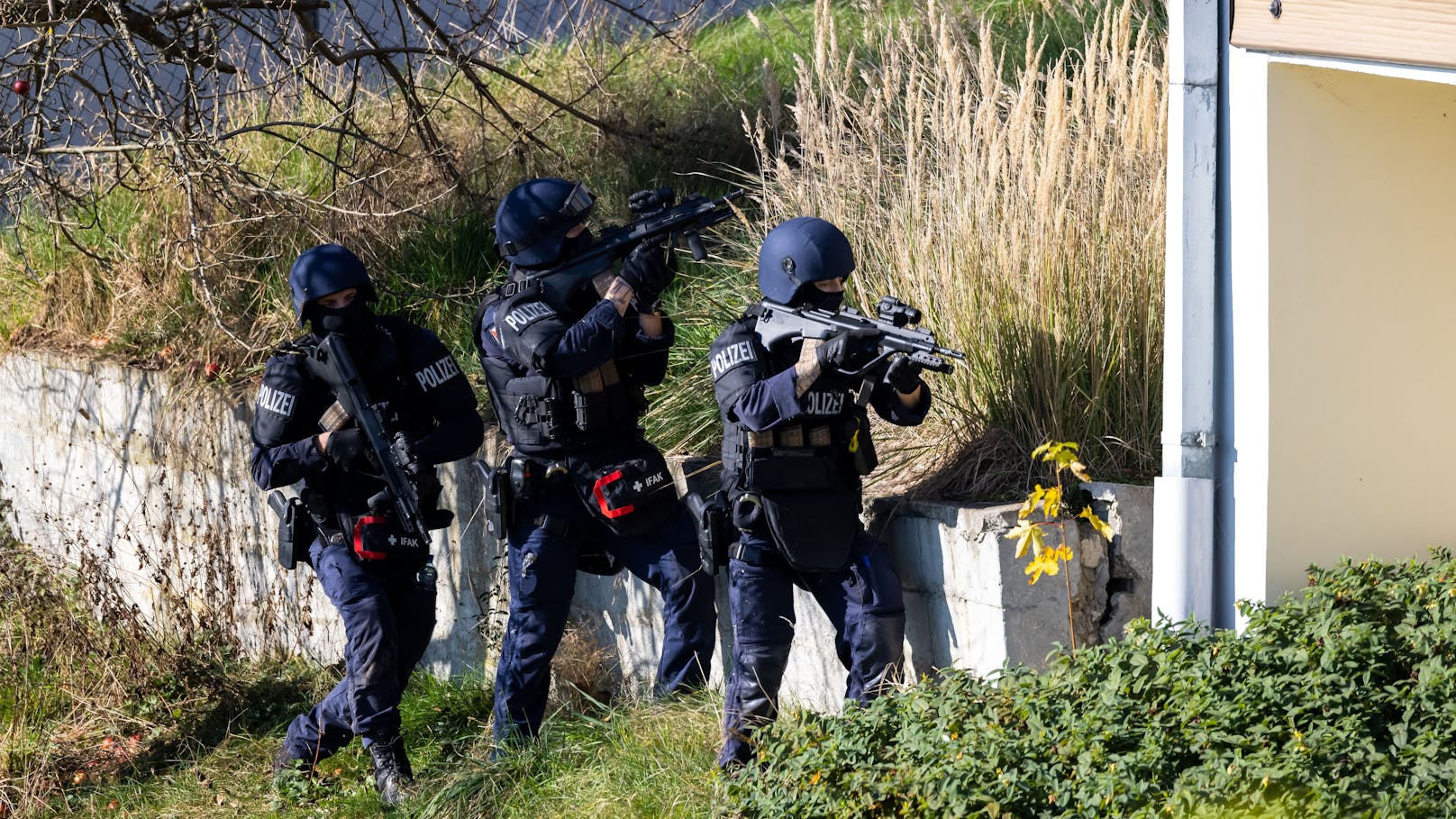 Die Polizei geht davon aus, dass der Schütze noch lebt