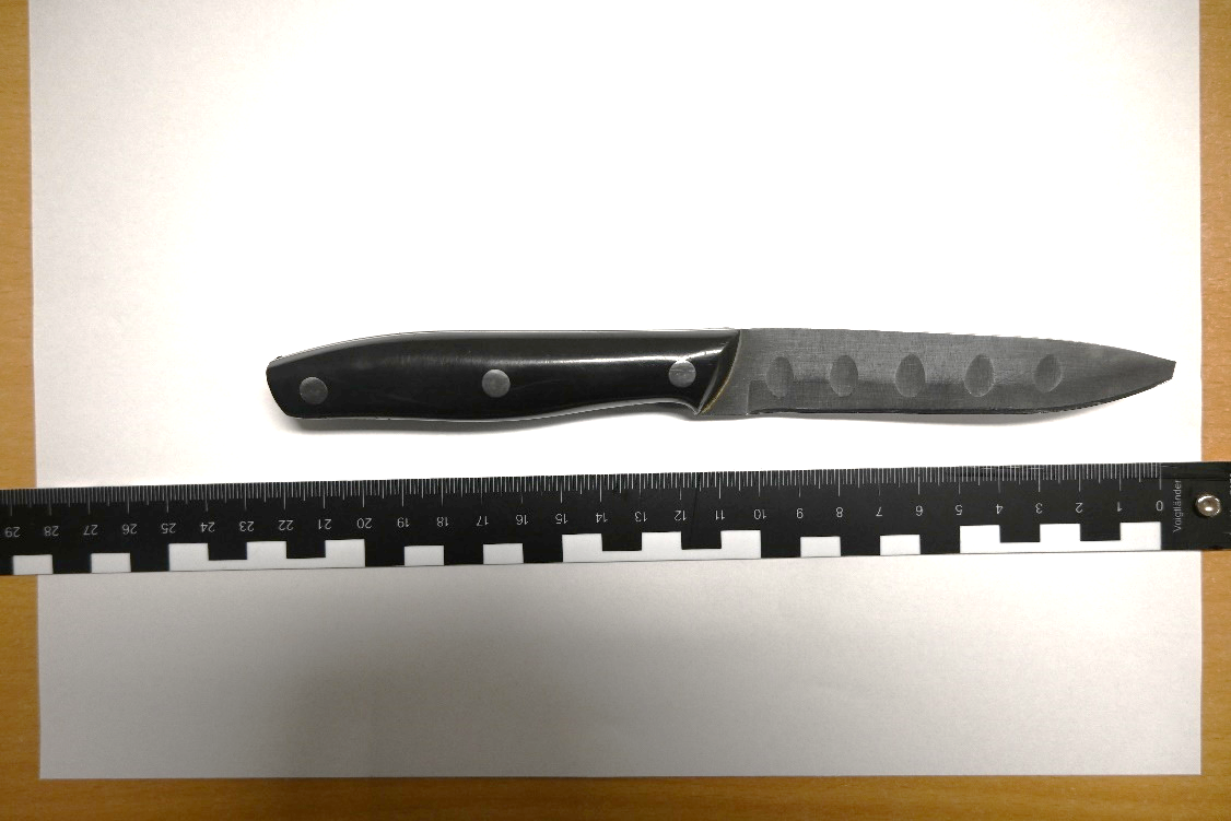 Die Beamten stellten die mutmaßliche Tatwaffe sicher. 