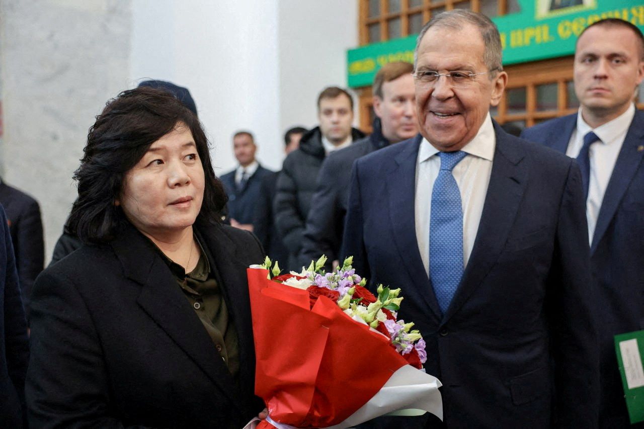 Blumen und Blutversprechen: Nordkoreas Außenministerin Choe Son Hui traf sich mit ihrem russischen Amtskollegen Sergei Lawrow.