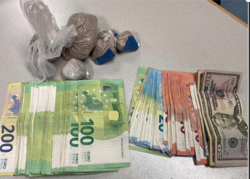 Die Beamten stellten nicht nur das Heroin, sondern auch eine größere Menge Bargeld sicher. 