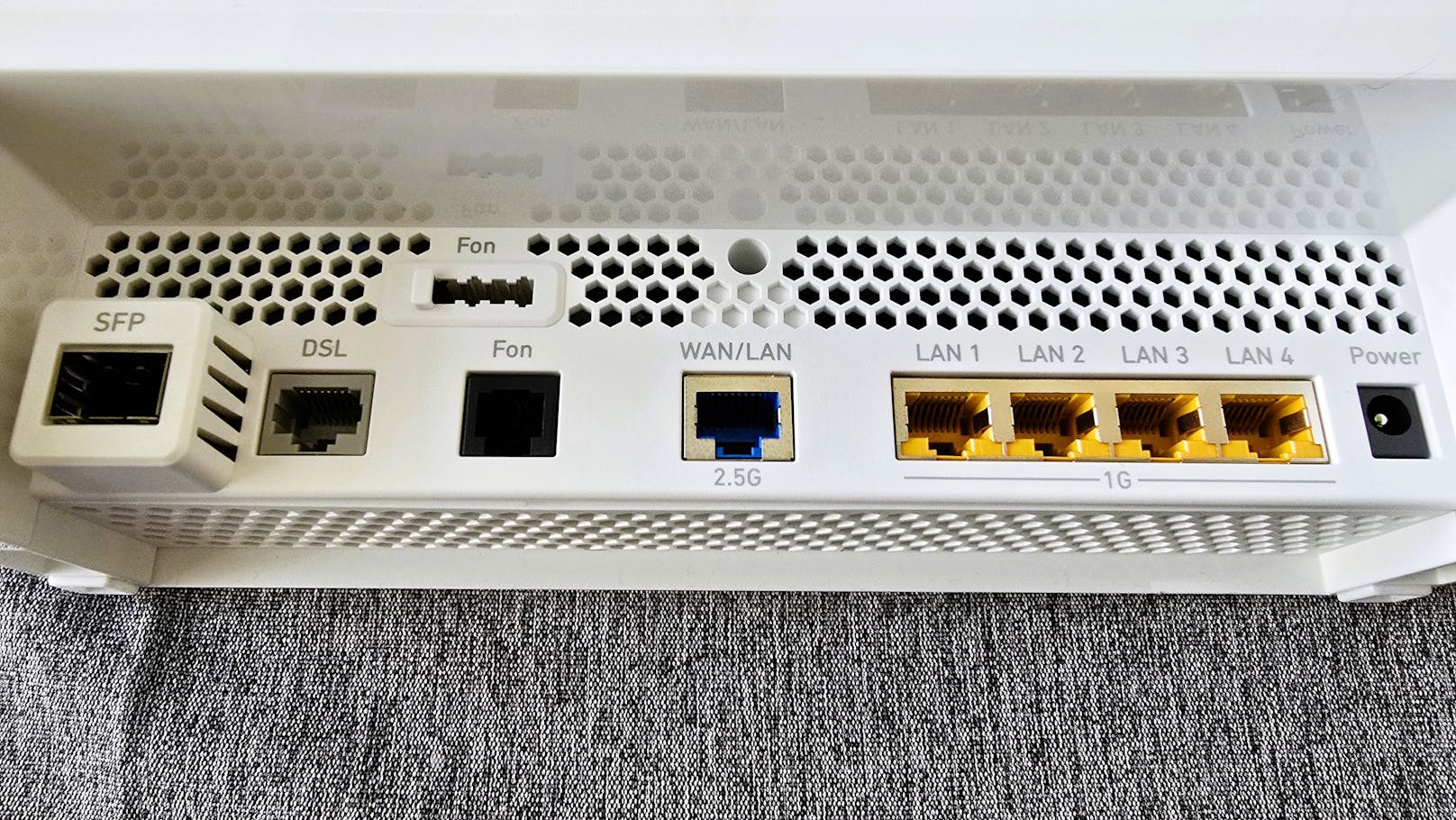 Die 5690 Pro um rund 369 Euro bietet eine Vielzahl von Anschlüssen, darunter vier Gigabit-LAN-Ports, einen 2,5-Gigabit-WAN/LAN-Port, einen USB 3.1-Port,...