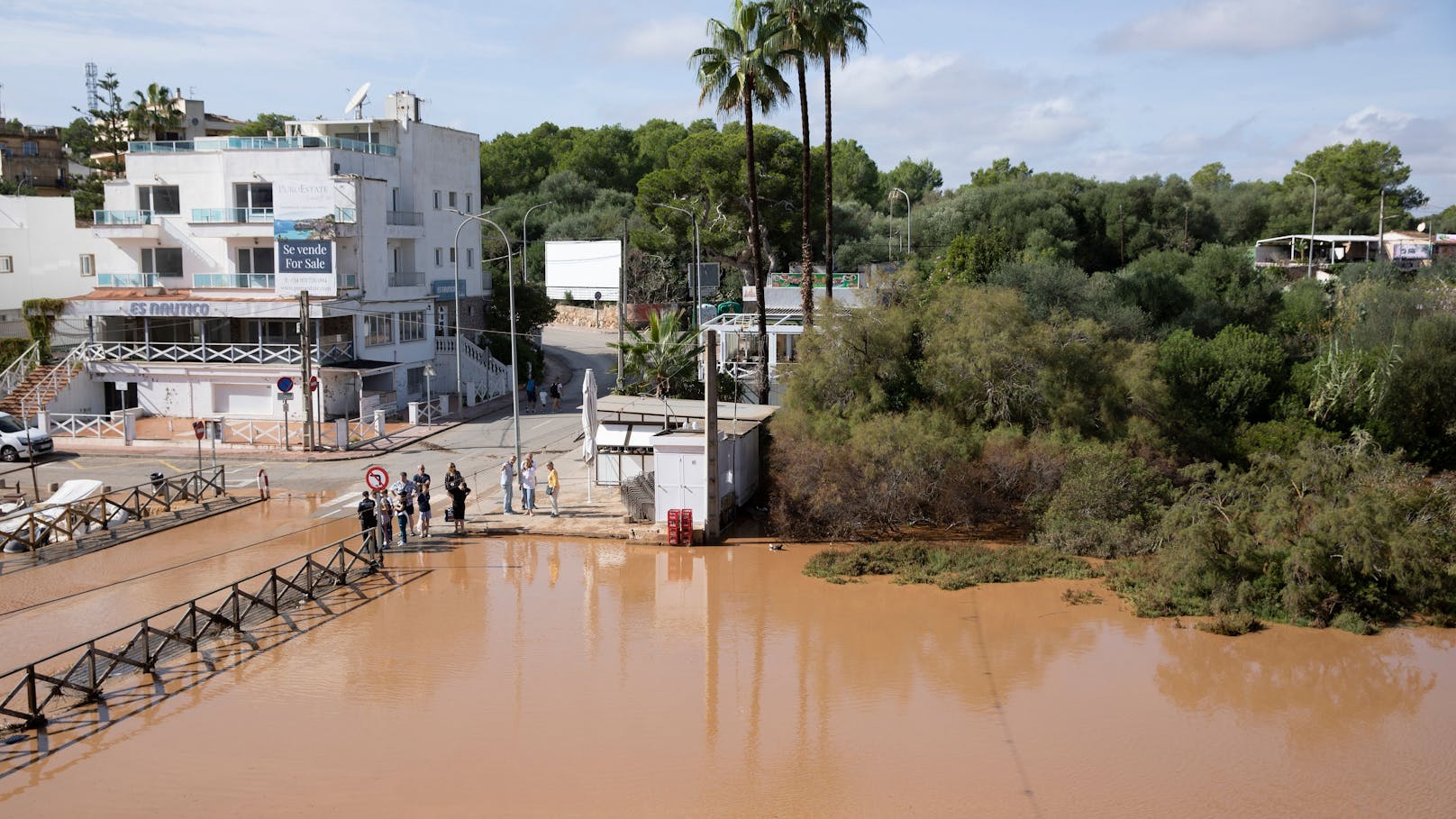 In manchen Gebieten der beliebten Balearen-Insel seien bereits mehr als 100 Liter pro Quadratmeter gefallen, berichtet das Wetterportal "MeteoDadesBalears".