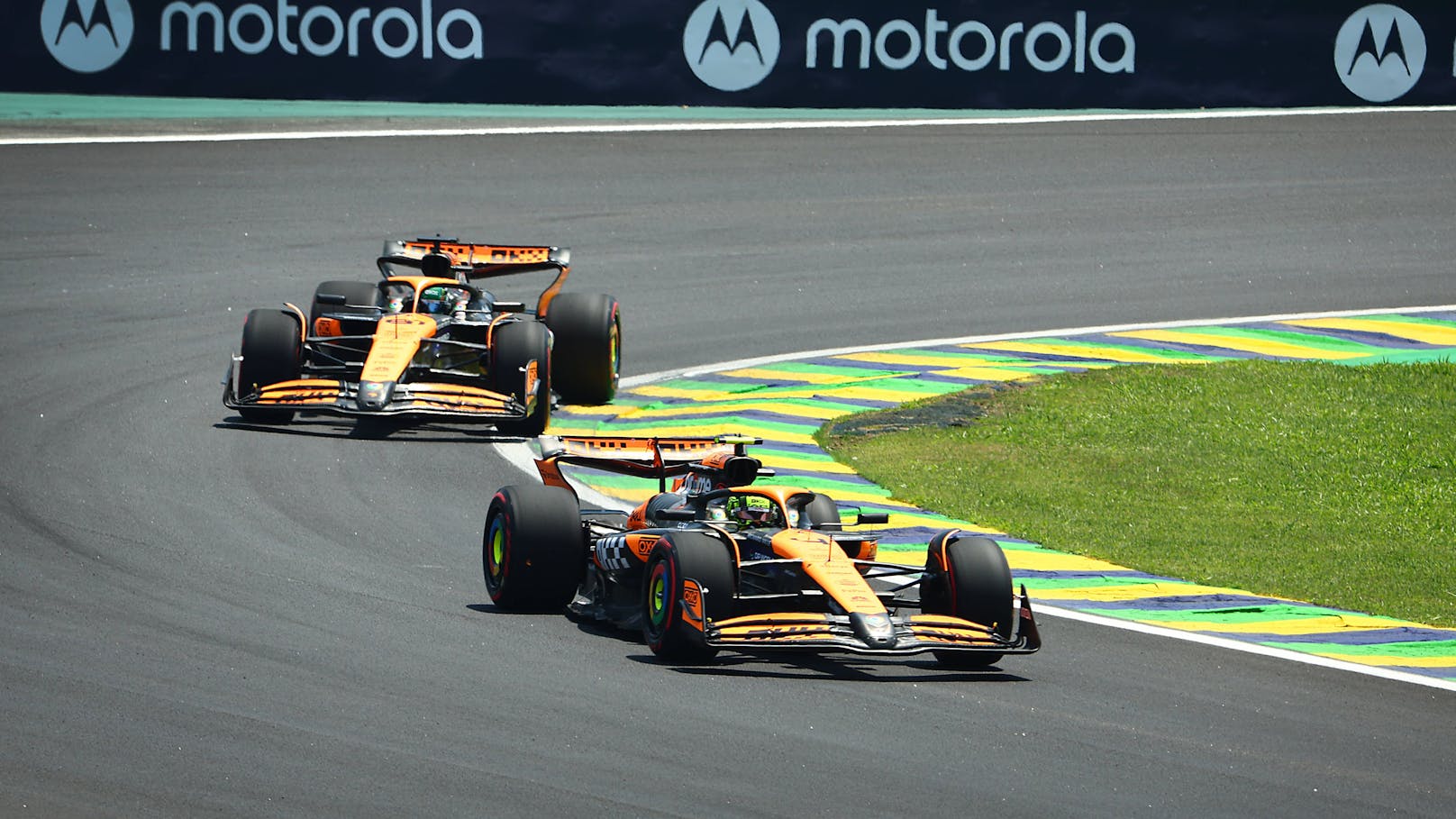 Bauchweh-Doppelsieg für McLaren im Brasilien-Sprint