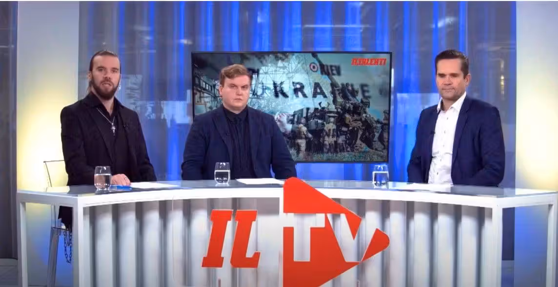 Seit dem Ukraine-Krieg leitet Kastehelmi (mitte) eine wöchentliche Sendung beim finnischen 