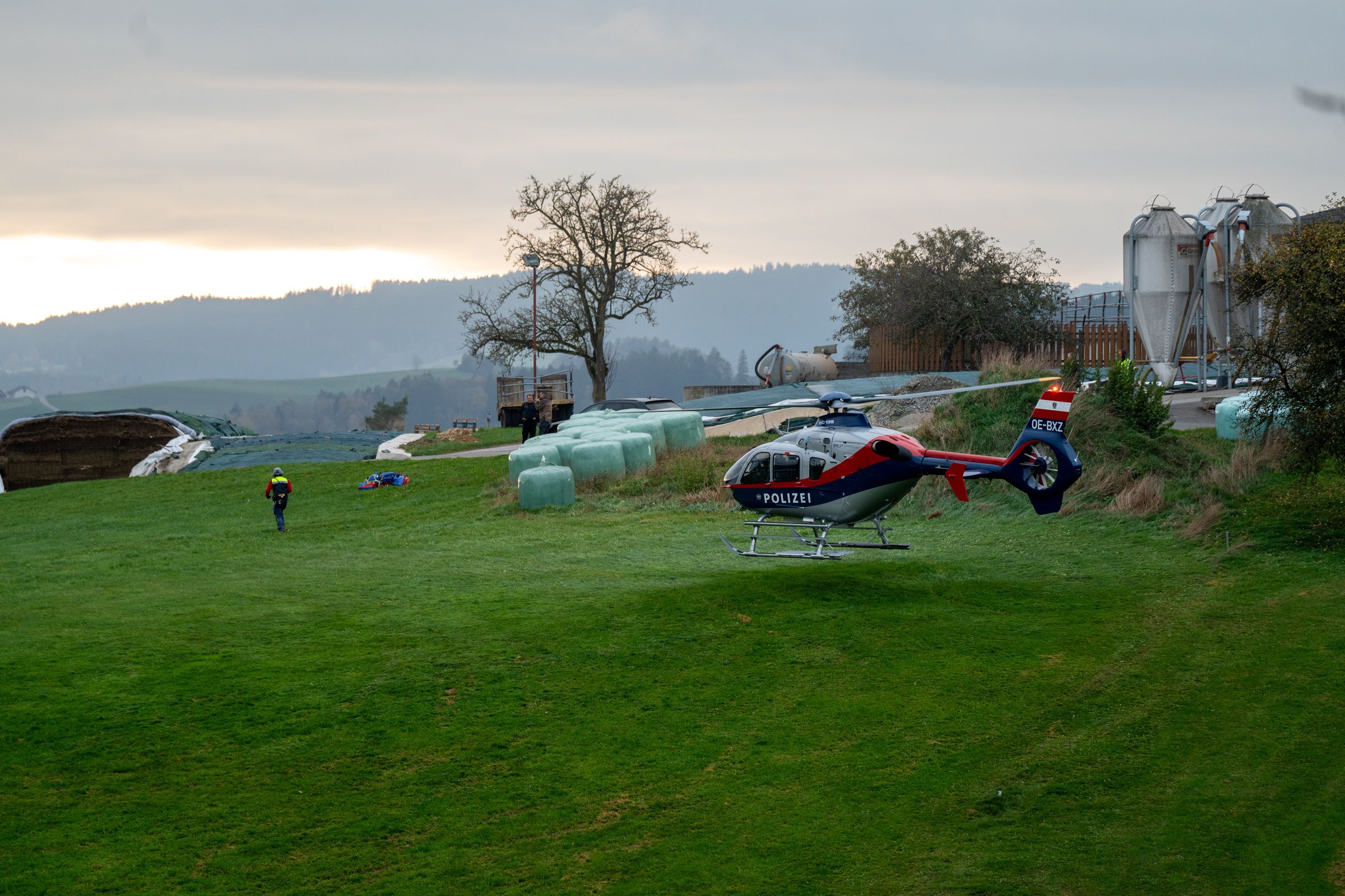 Ein Hubschrauber der Polizei im Umfeld der Fundstelle bei Altenfelden.