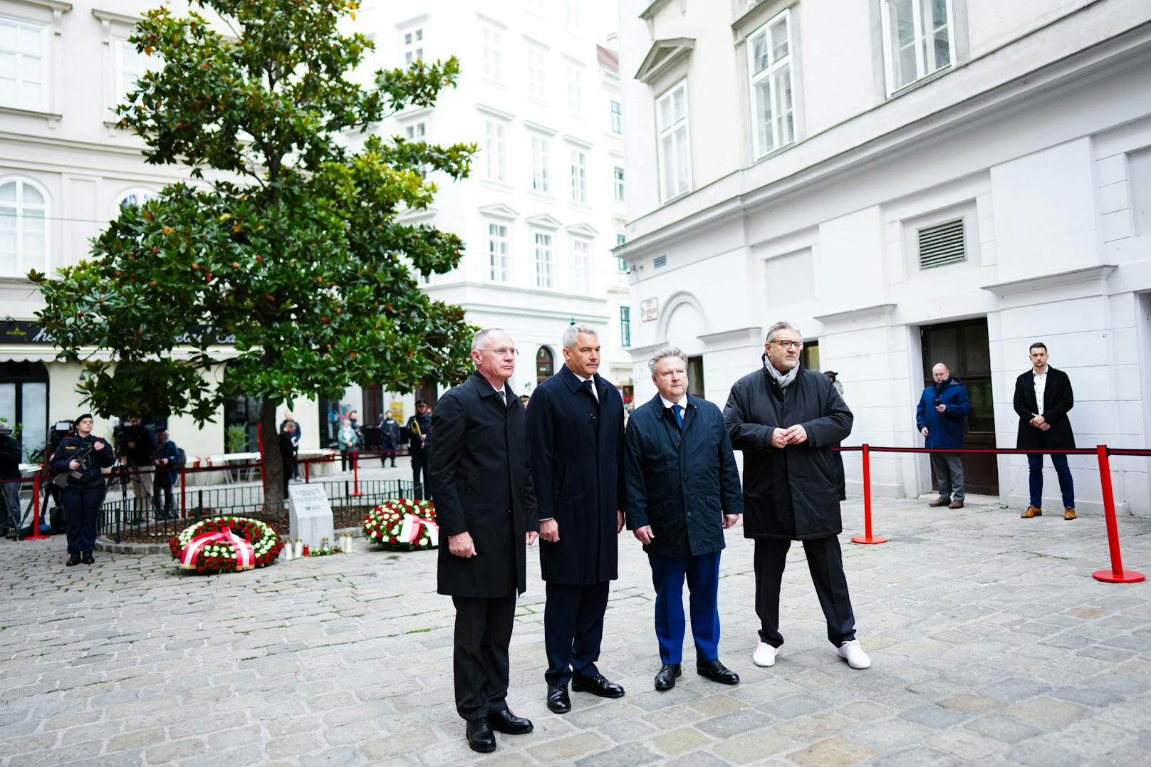 Innenminister Gerhard Karner, Bundeskanzler Karl Nehammer, Wiens Bürgermeister Michael Ludwig und Sozialstadtrat Peter Hacker gedenken den Wiener Terror-Opfern.