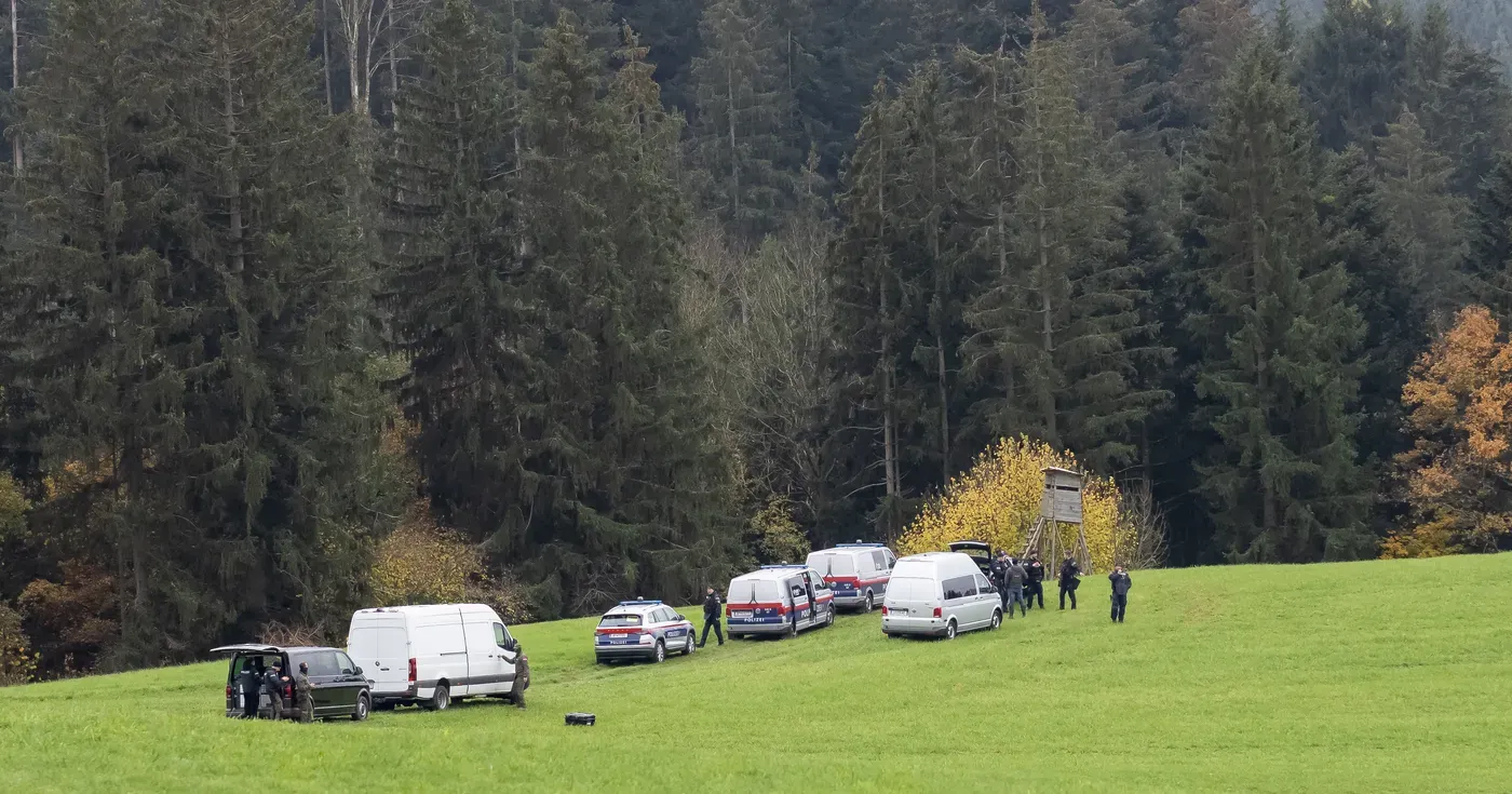 Die Polizei hat am Samstag die Leiche des mutmaßlichen Doppelmörders in der Nähe einer Höhle entdeckt. 