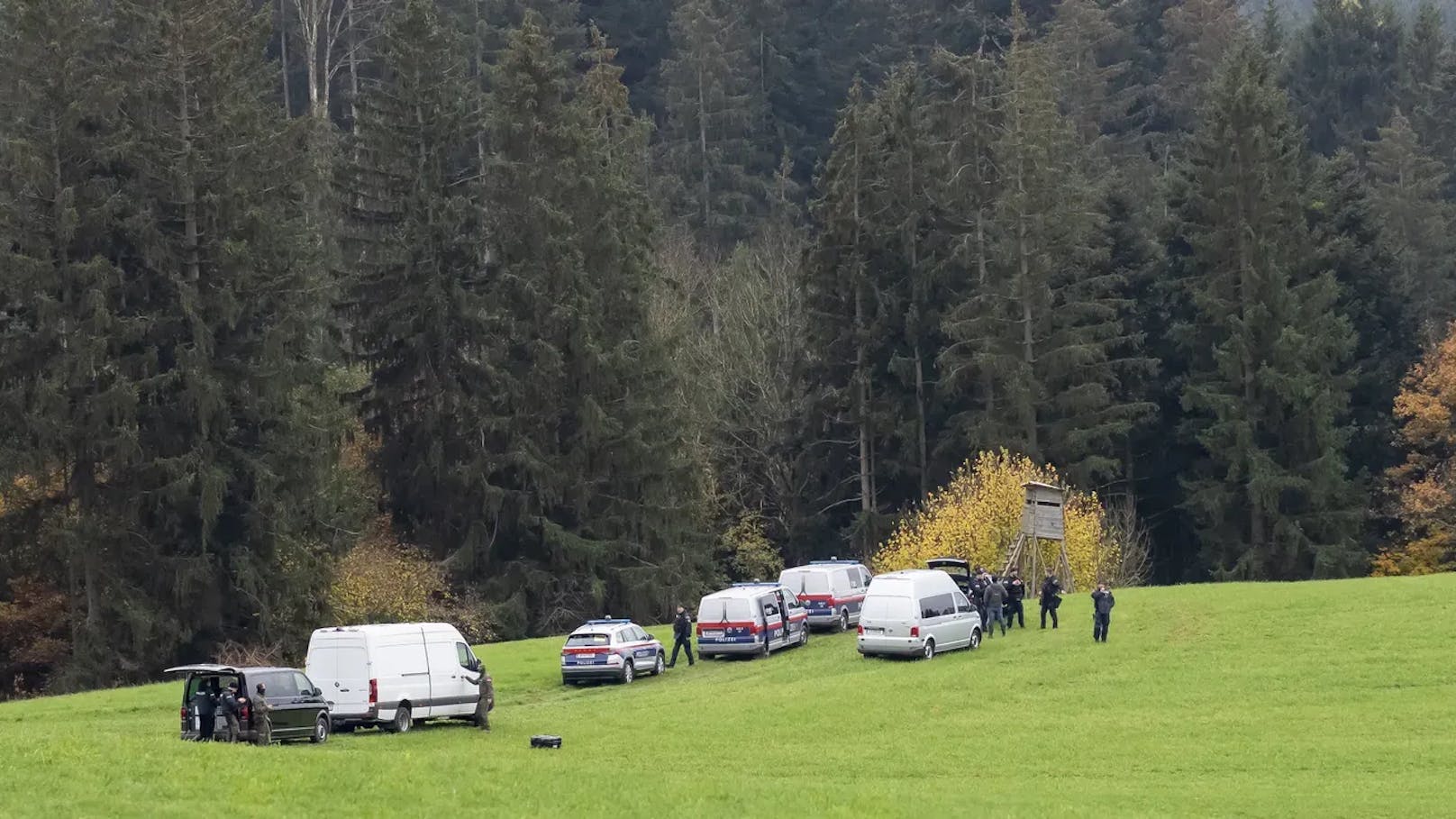 Polizei entdeckte Amok-Jäger tot bei Höhle in Waldstück