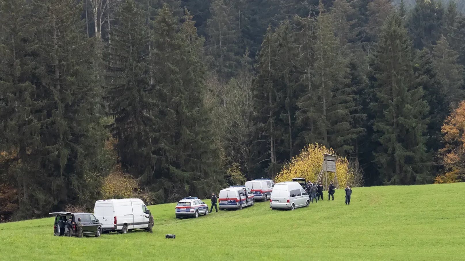 Polizei entdeckte Amok-Jäger tot bei Höhle in Waldstück