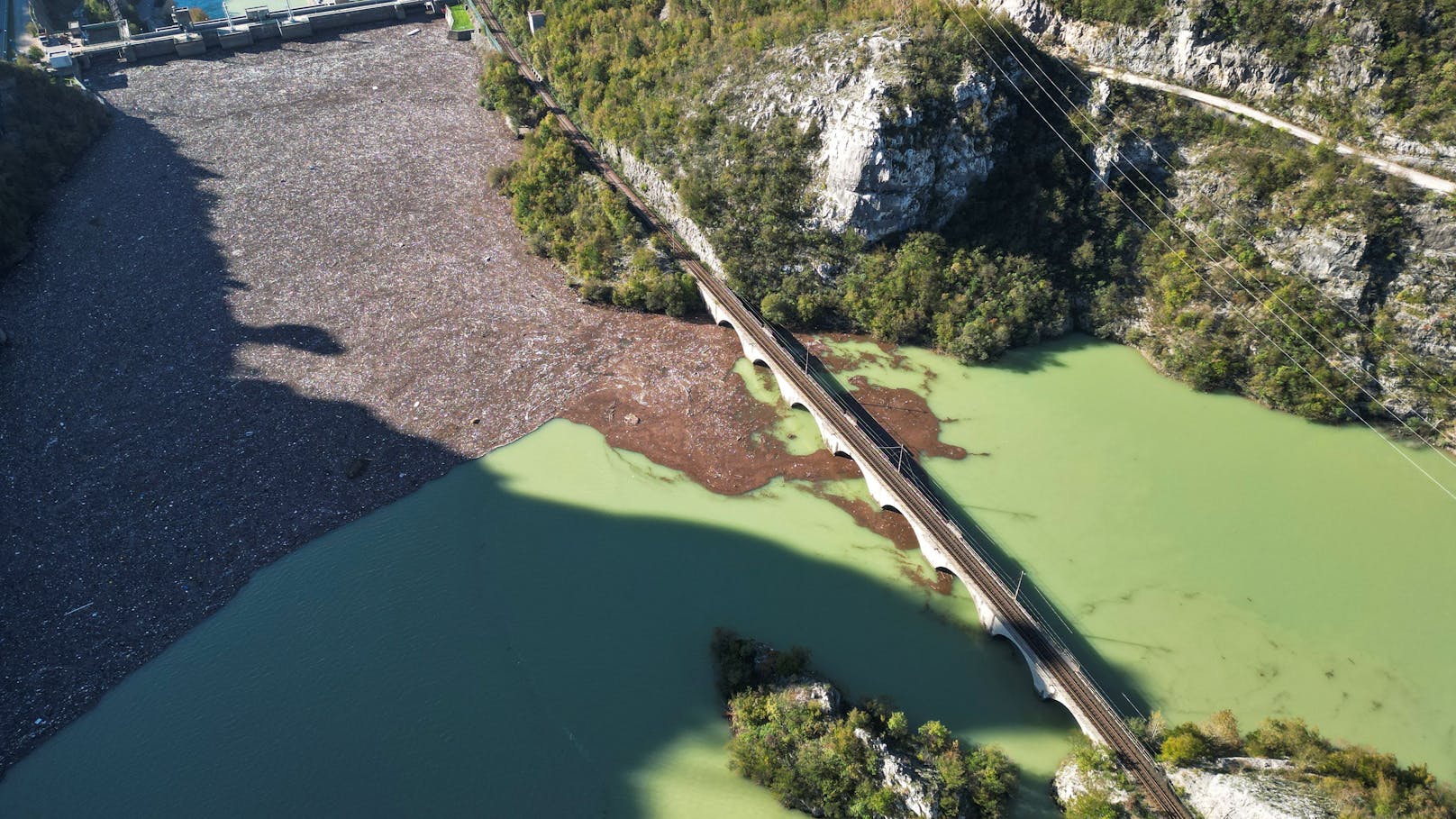 Anfang Oktober riss ein heftiges Unwetter in Bosnien rund 20 Menschen in den Tod. Orte wurden komplett verwüstet, Bilder eines Flusses schockieren.