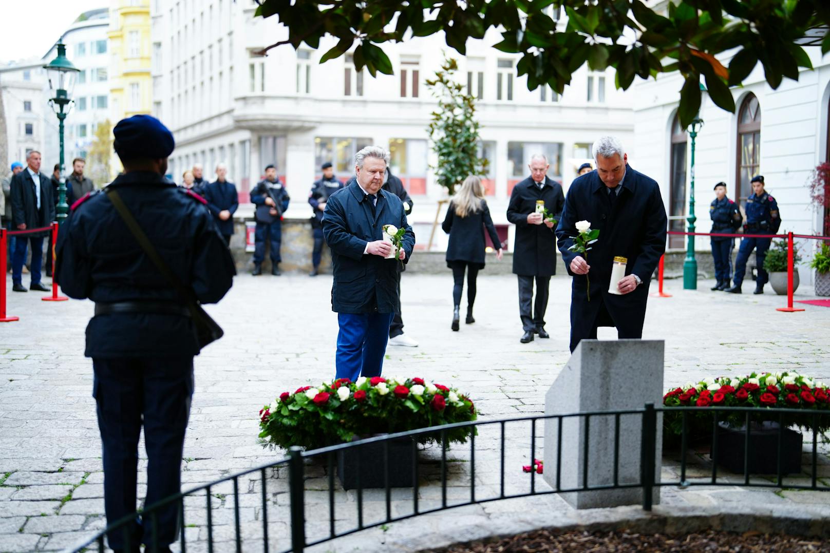 Wiens Bürgermeister Michael Ludwig und Bundeskanzler Karl Nehammer gedenken den Wiener Terror-Opfern.