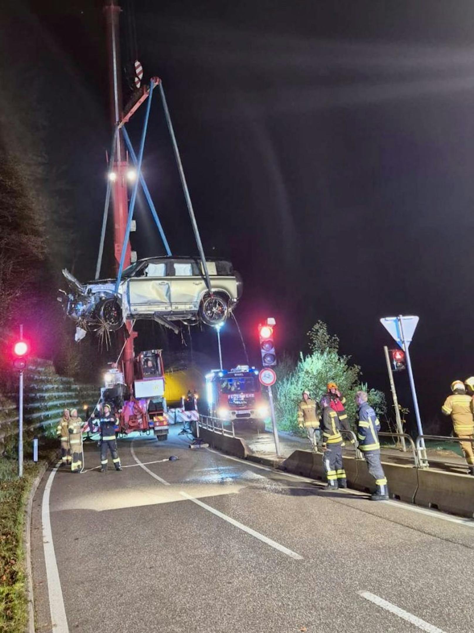 Die Feuerwehr musste das Fahrzeug bergen. 