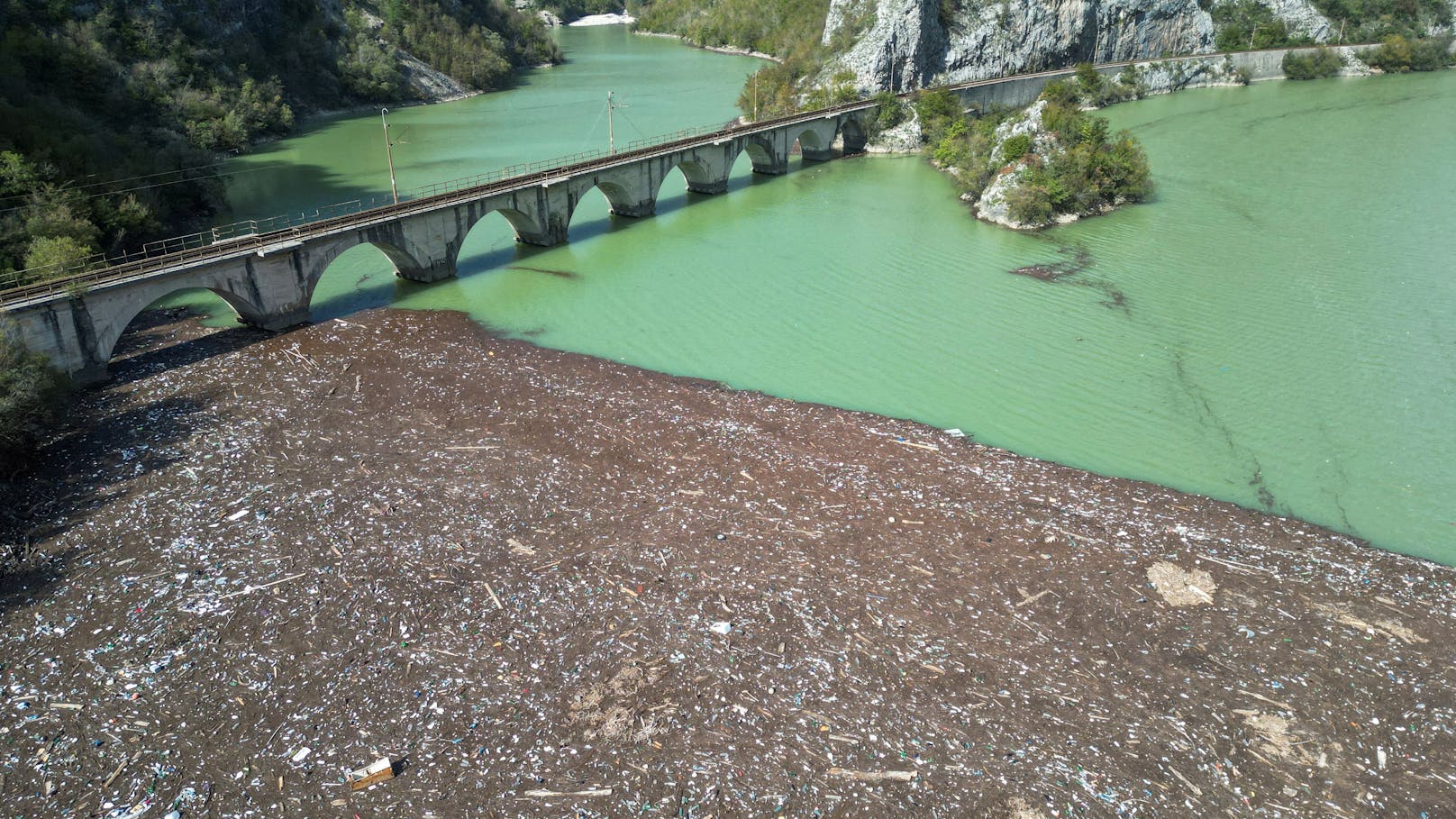 Balkan-Traumfluss mutiert zu schwimmender Müllhalde