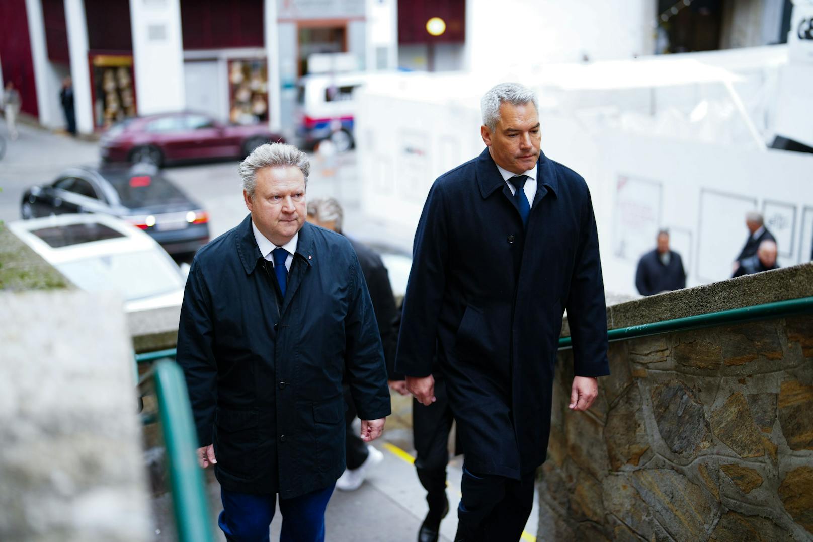 Wiens Bürgermeister Michael Ludwig und Bundeskanzler Karl Nehammer gedenken den Wiener Terror-Opfern.