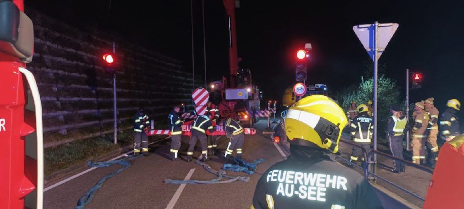 Die Feuerwehr musste das Fahrzeug bergen. 