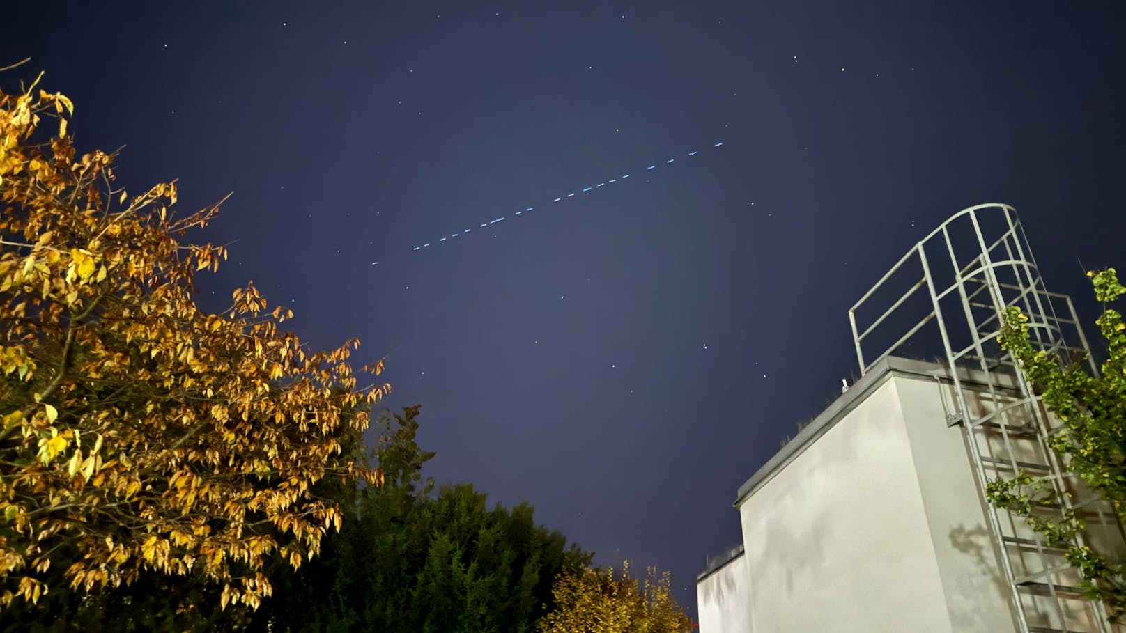 Ob in Liesing, Floridsdorf oder der Wiener Donaustadt: Mehrere <em>"Heute"</em>-Leser blickten am Freitag ab 18 Uhr staunend in den Himmel.