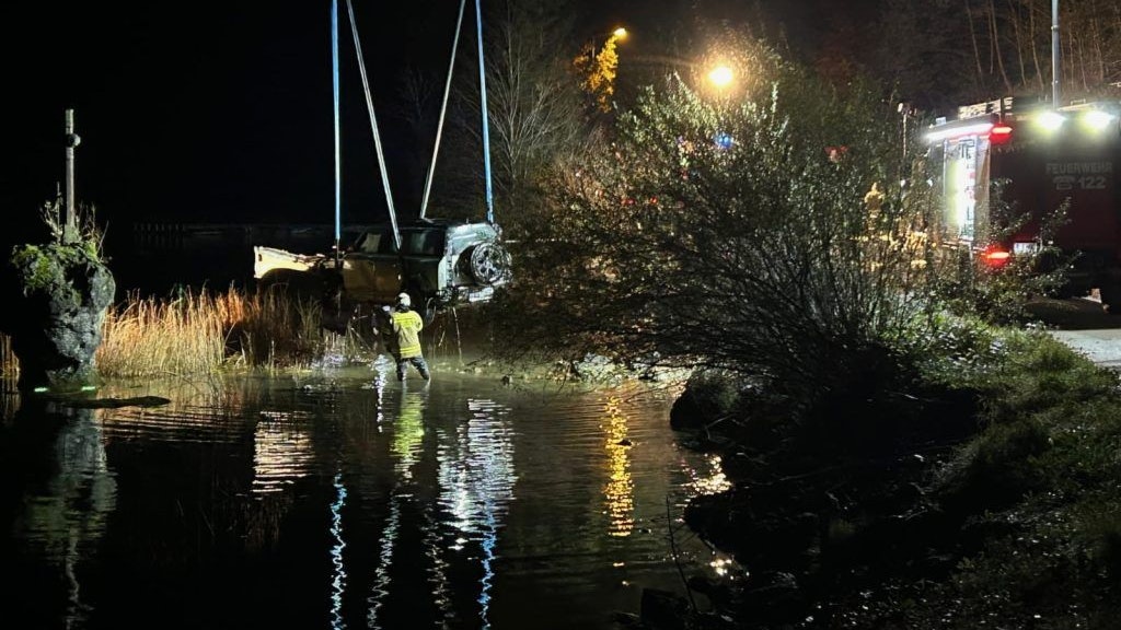 Heute.at - Von Fahrbahn abgekommen – Auto stürzt in Mondsee