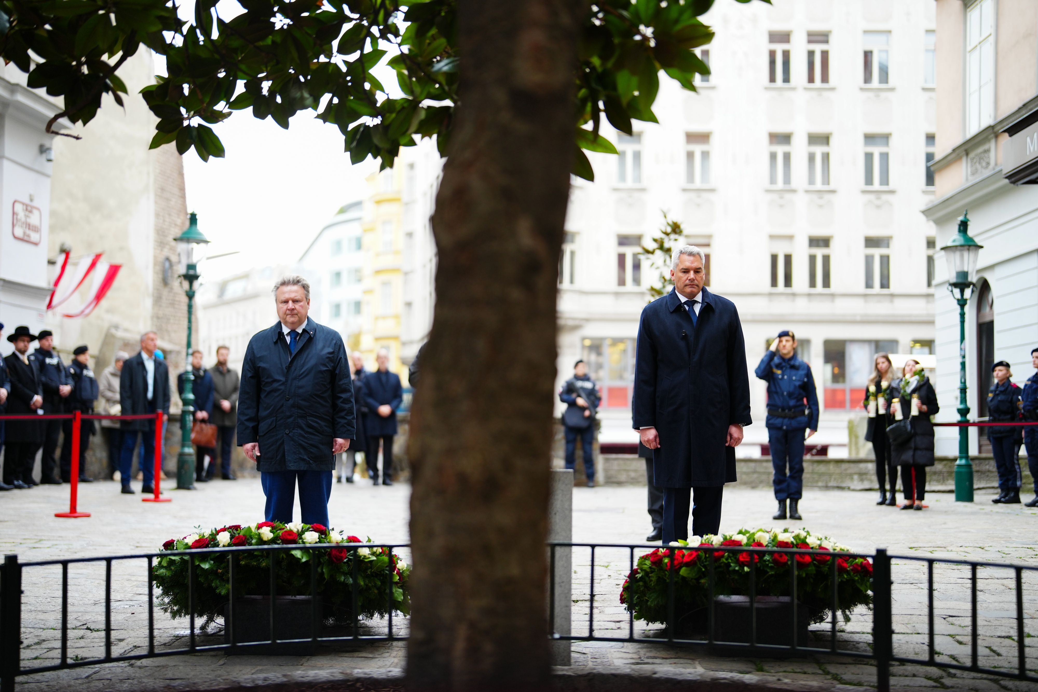 Wiens Bürgermeister Michael Ludwig und Bundeskanzler Karl Nehammer gedenken den Wiener Terror-Opfern. 