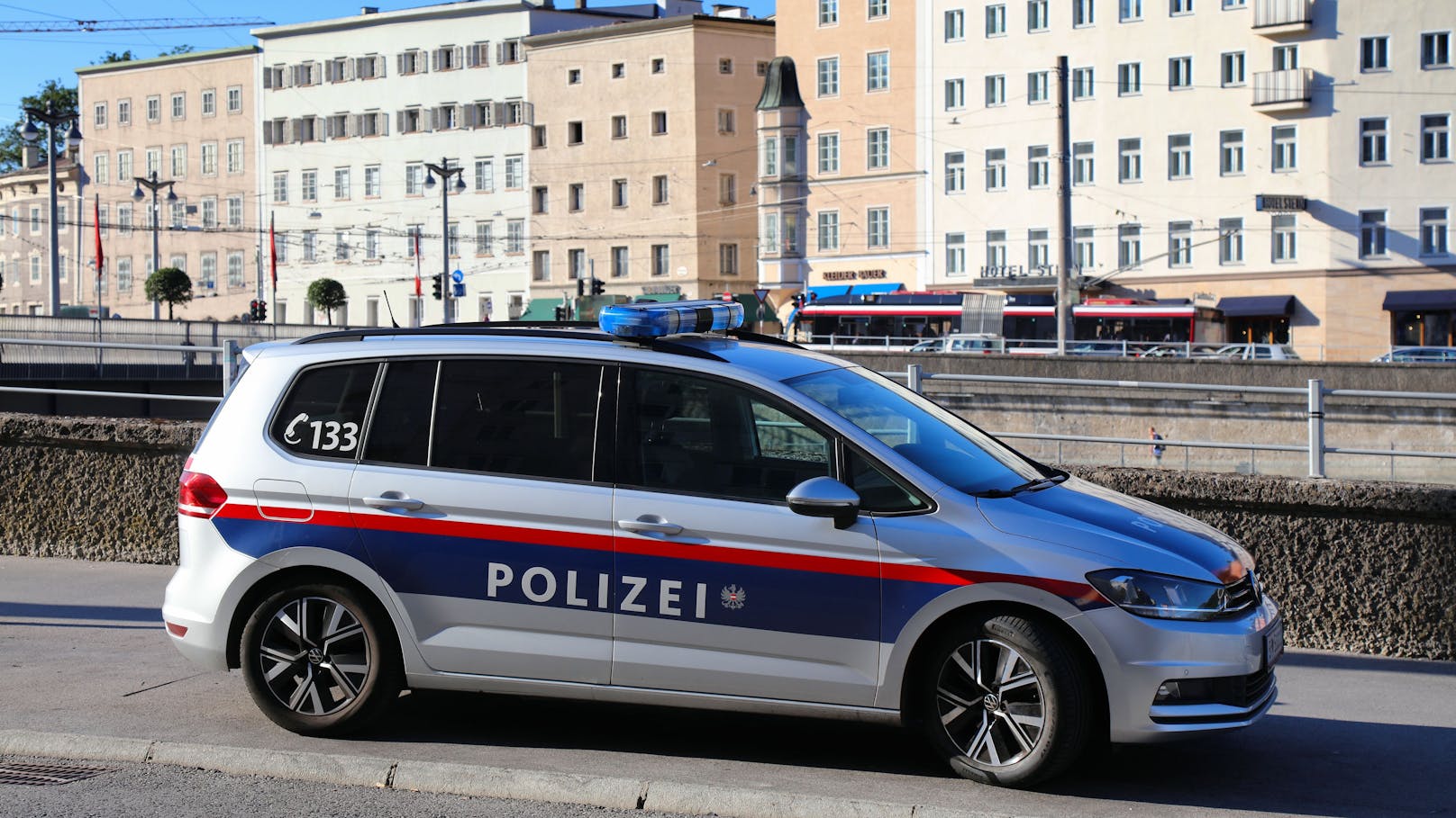 Mann verletzt Polizisten durch Ellbogenstoß im Gesicht