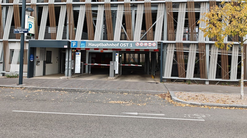 In einer Garage im Sonnwendviertel in Wien ziehen Unbekannte eine Schneise der Verwüstung.