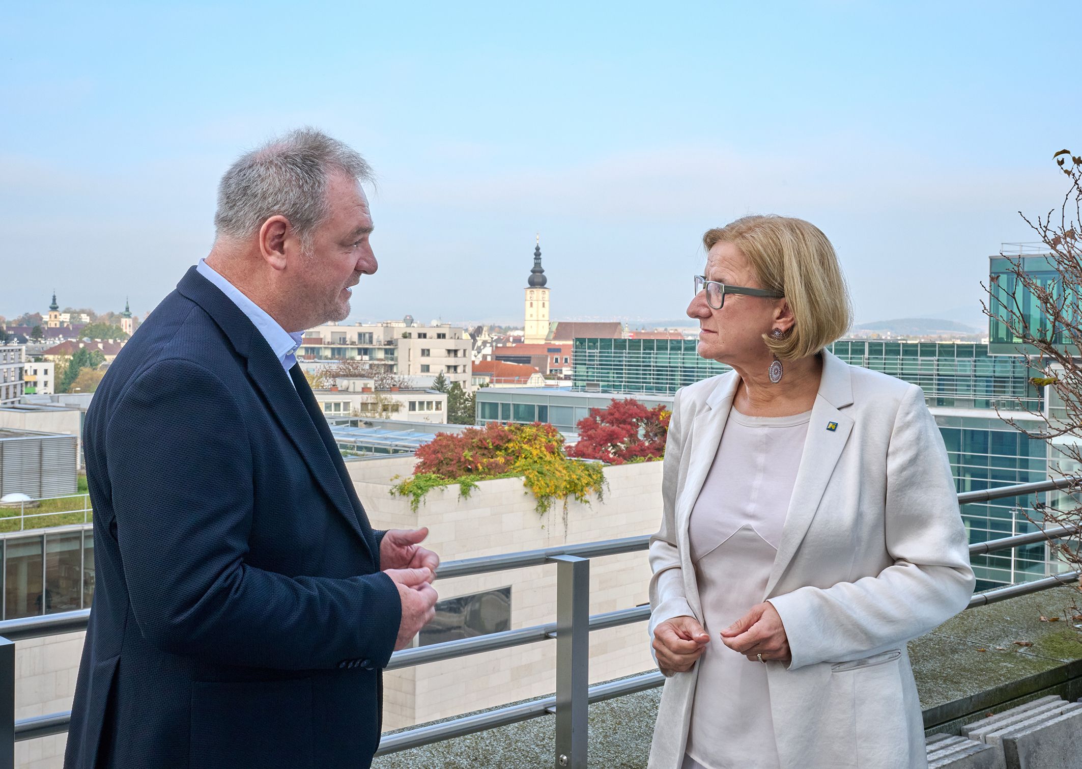 Johanna Mikl-Leitner (r.) im Gespräch mit Christian Klar