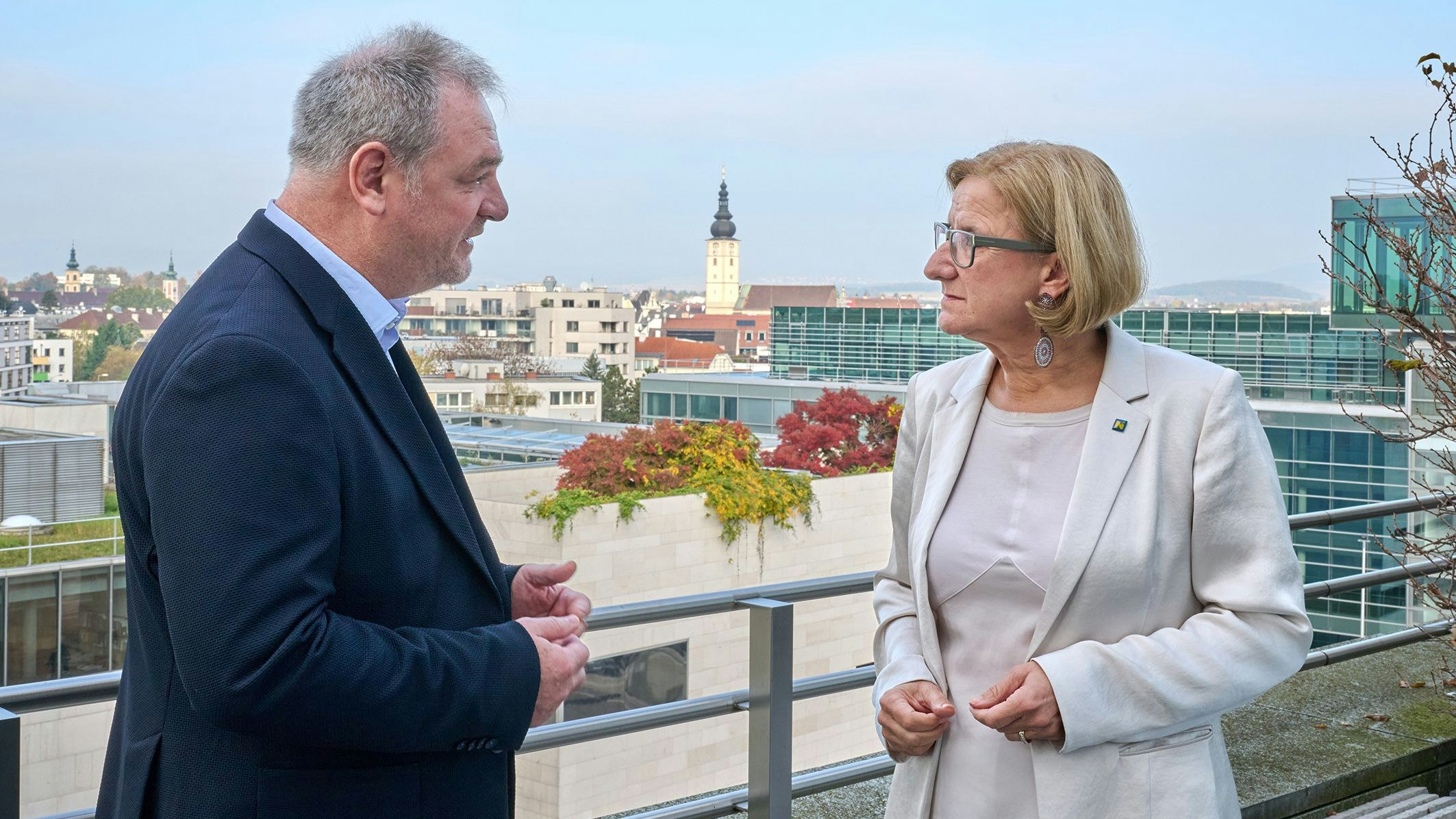 Johanna Mikl-Leitner (r.) im Gespräch mit Christian Klar
