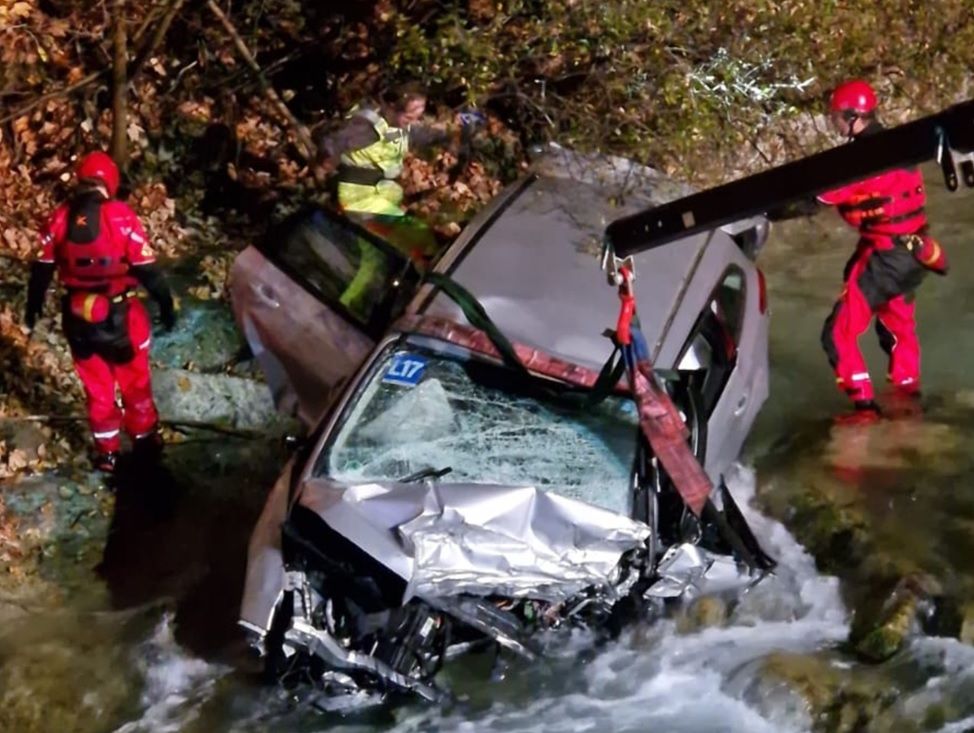 Die Feuerwehr musste das Auto aus dem Bachbett bergen. 