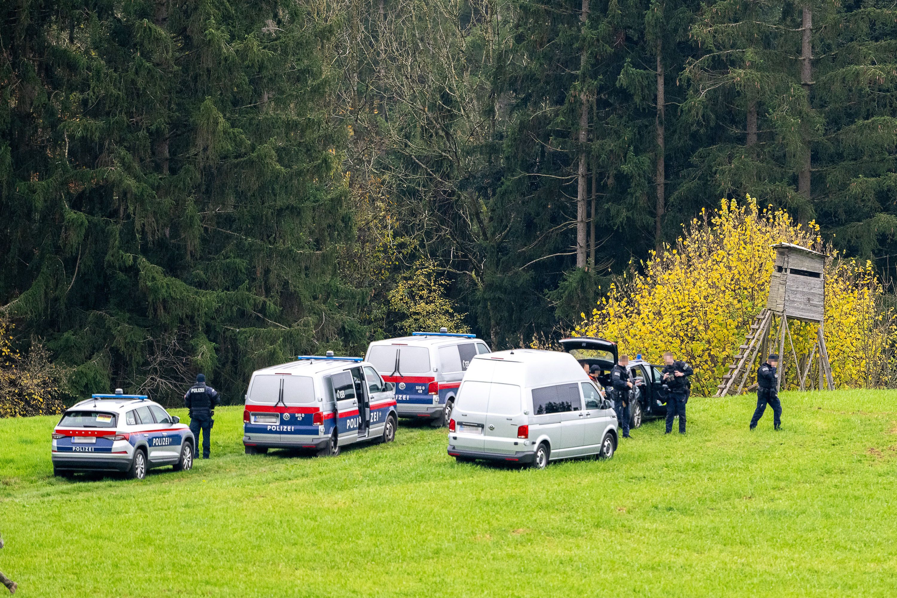 Am Samstag wurde die Leiche des Verdächtigen in einem Wald nahe der Tatorte gefunden.