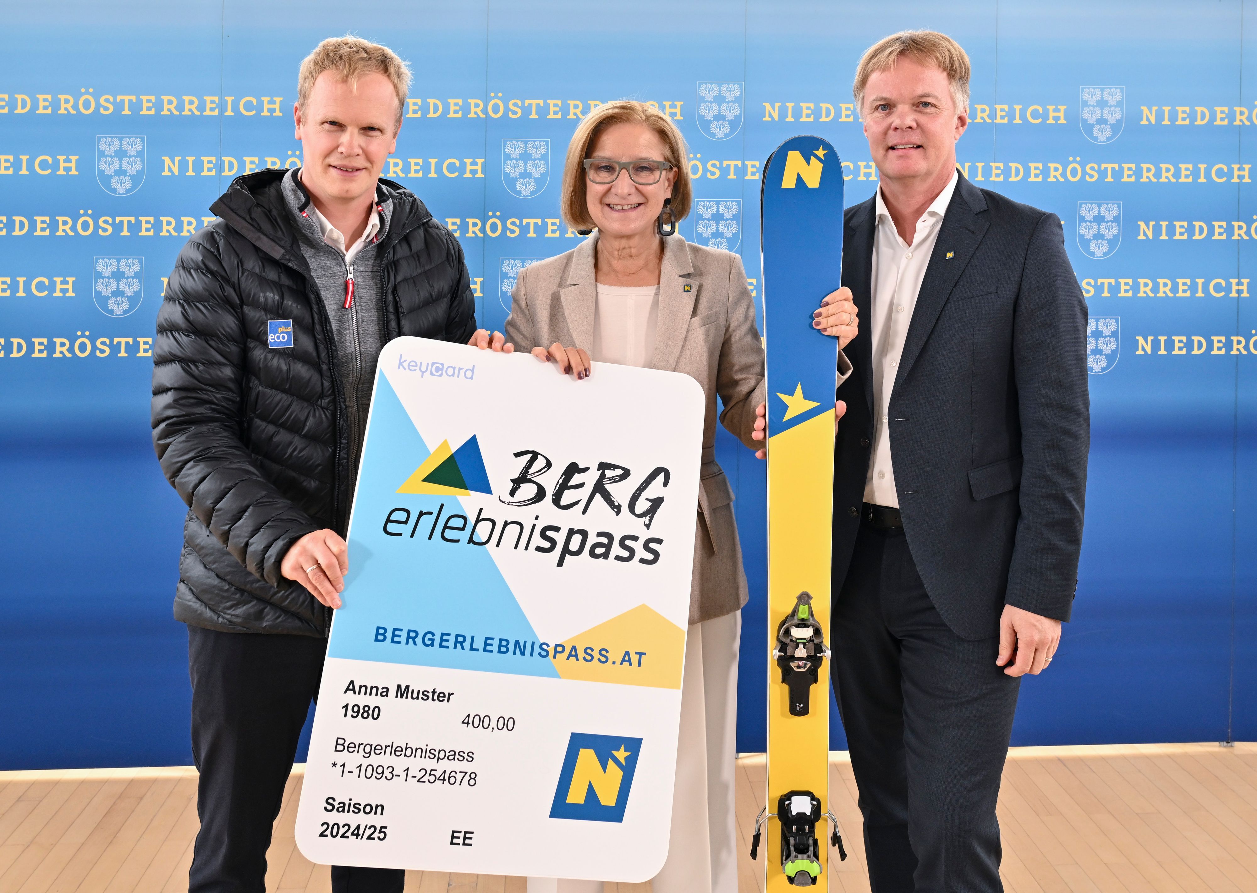 NÖ Bergerlebnispass: Redl, Mikl-Leitner und Duscher (v.l.) zeigen sich zufrieden.