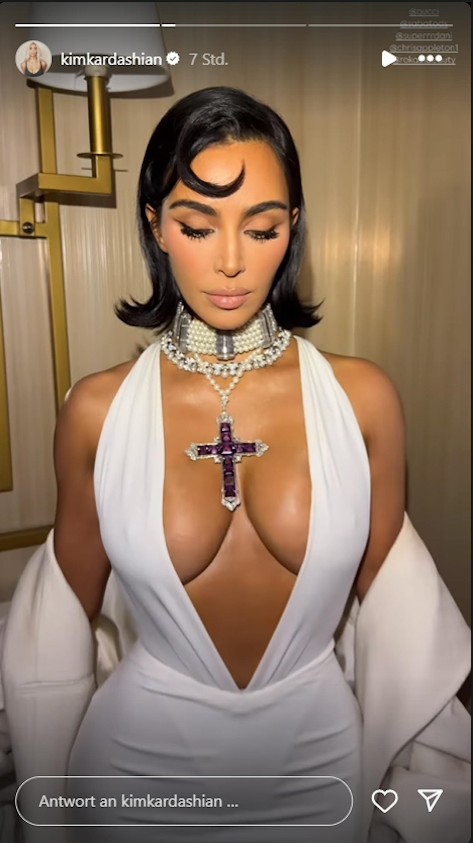 Kim Kardashian lenkte mit Prinzessin Dianas Amethystkreuz alle Blicke auf ihr Dekolleté.