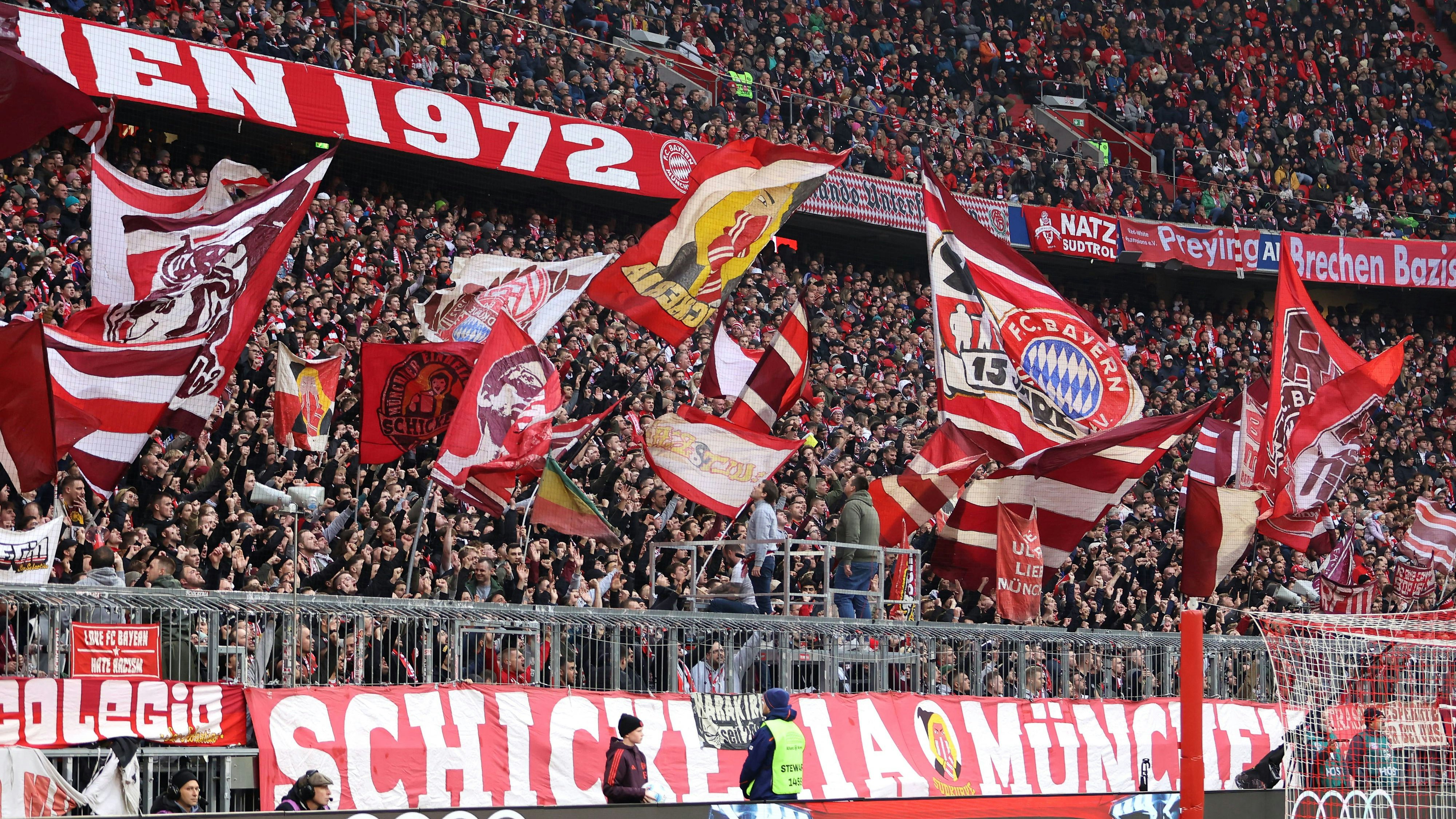 Die Bayern-Fans protestieren gegen zu hohe Ticketpreise in der Champions League.