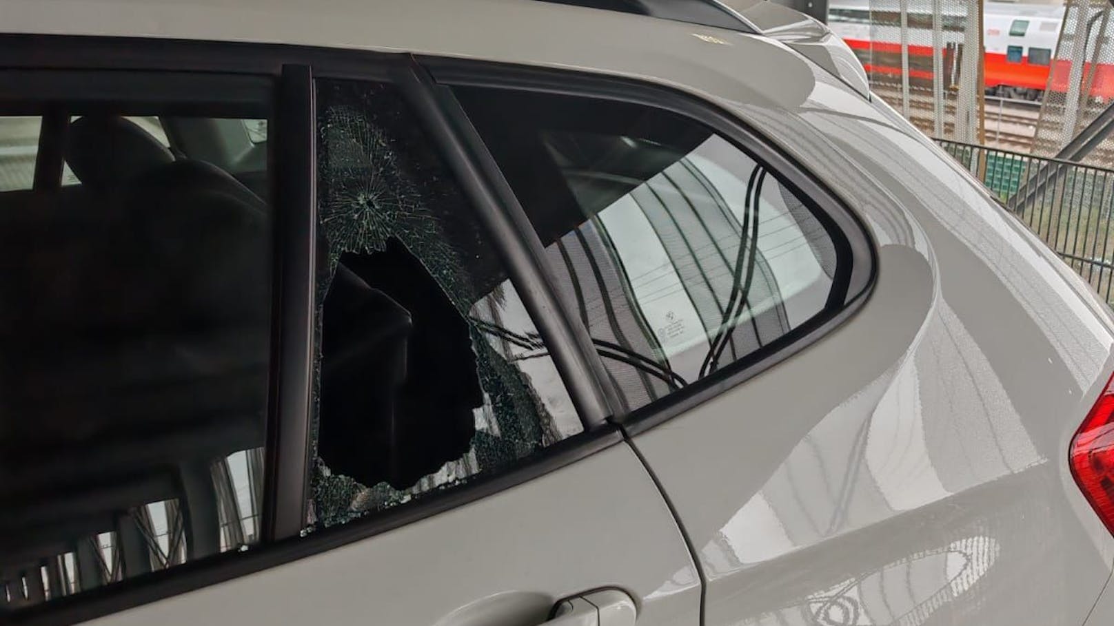 Wie die Wiener Polizei gegenüber <em>"Heute"</em> bestätigt, erstattete die Polizeiinspektion Hauptbahnhof wegen des Verdachts des Pkw-Einbruchsdiebstahls in der Garage in fünf Fällen Anzeige.