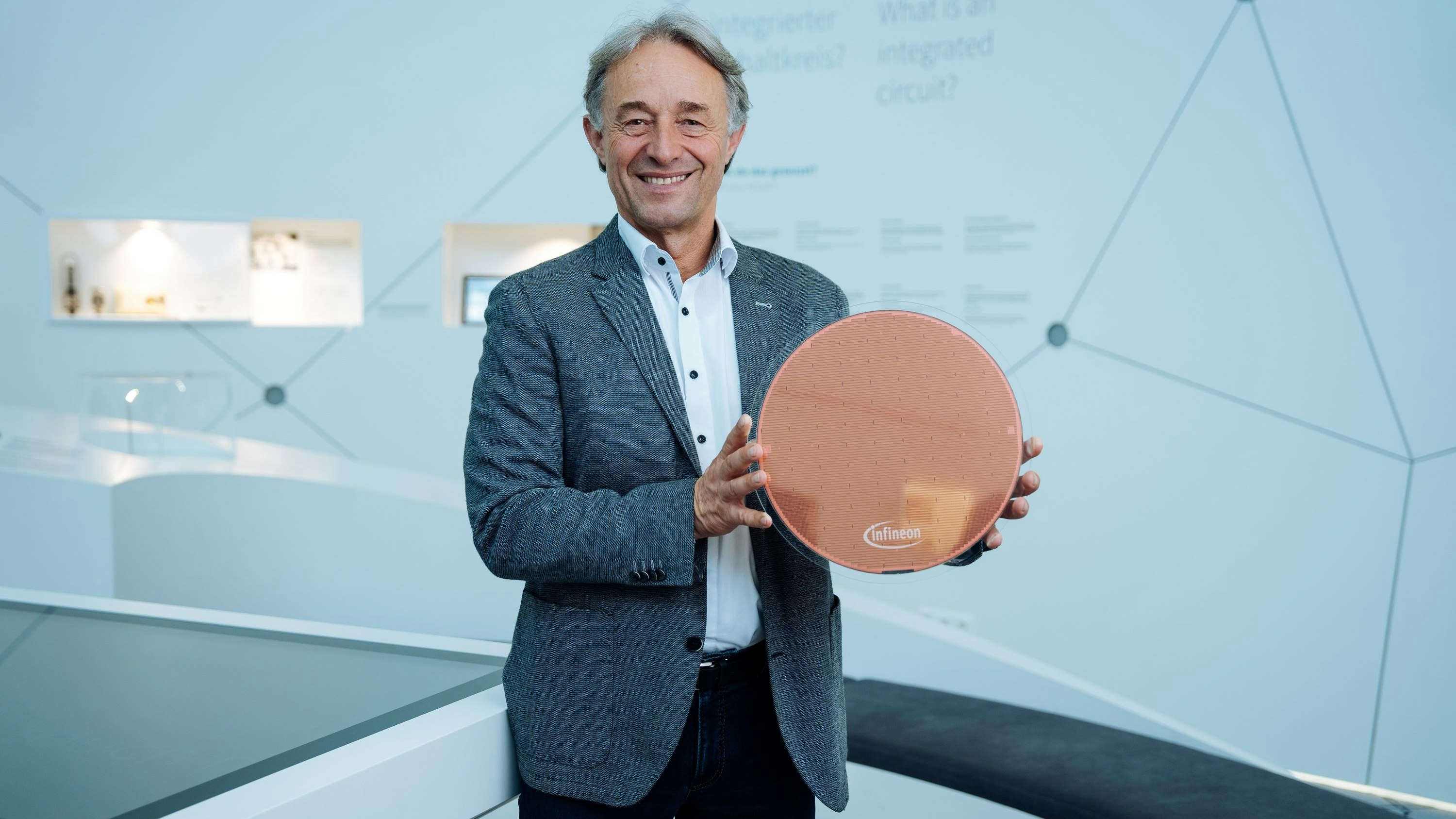 Thomas Reisinger, Vorstand Operations Infineon Technologies Austria AG, mit dem Ultradünnwafer.
