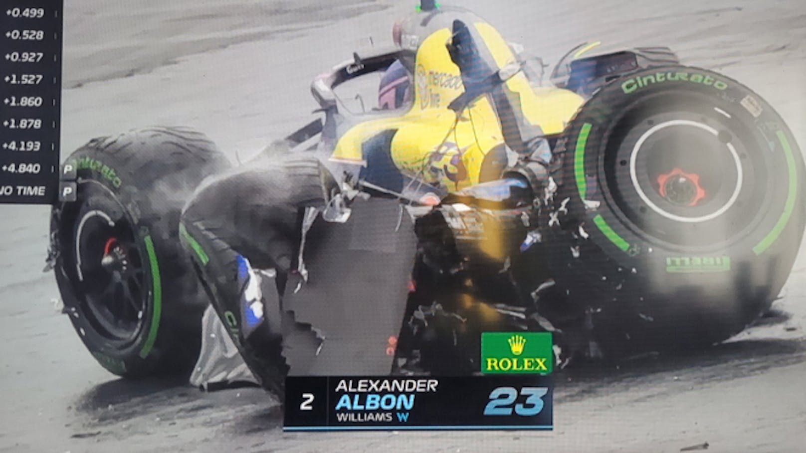 Heftiger Crash! Pilot geschockt, Bolide völlig zerstört