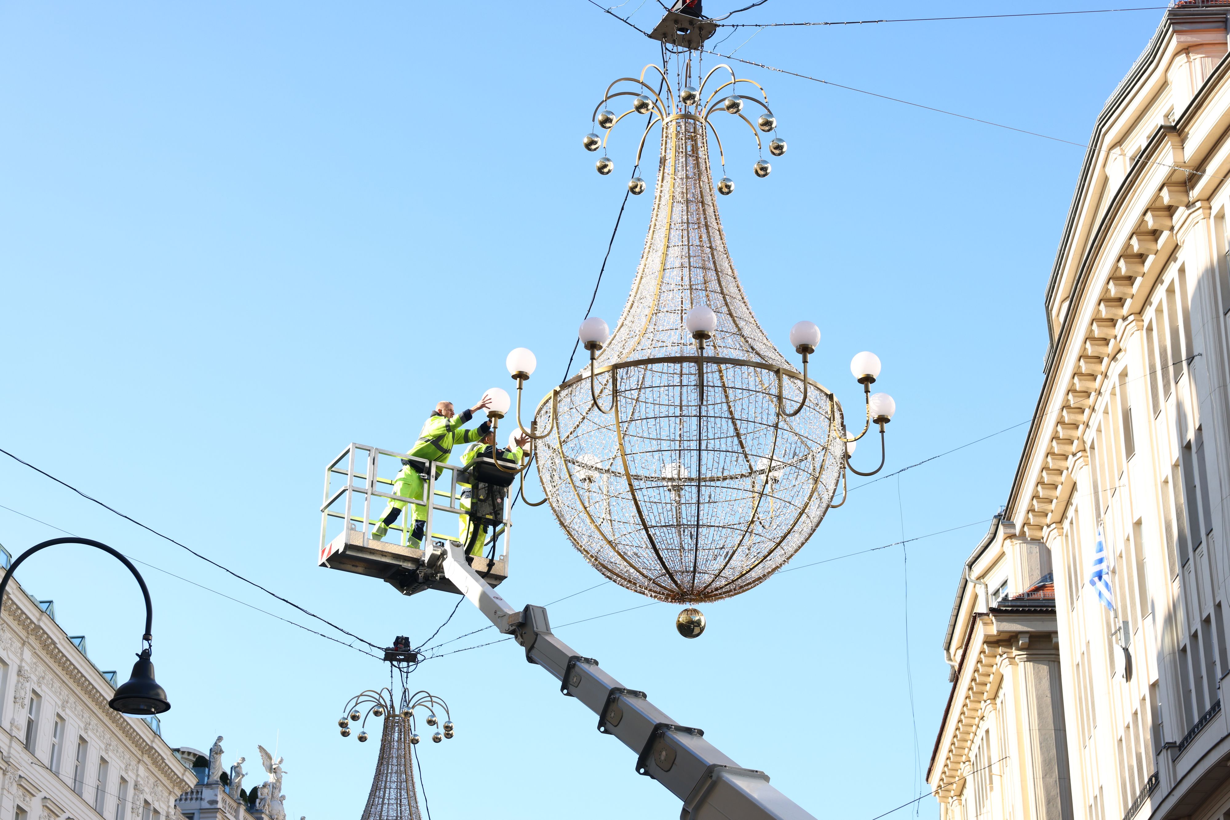 Am Graben hängen auch schon die Weihnachts-Luster.